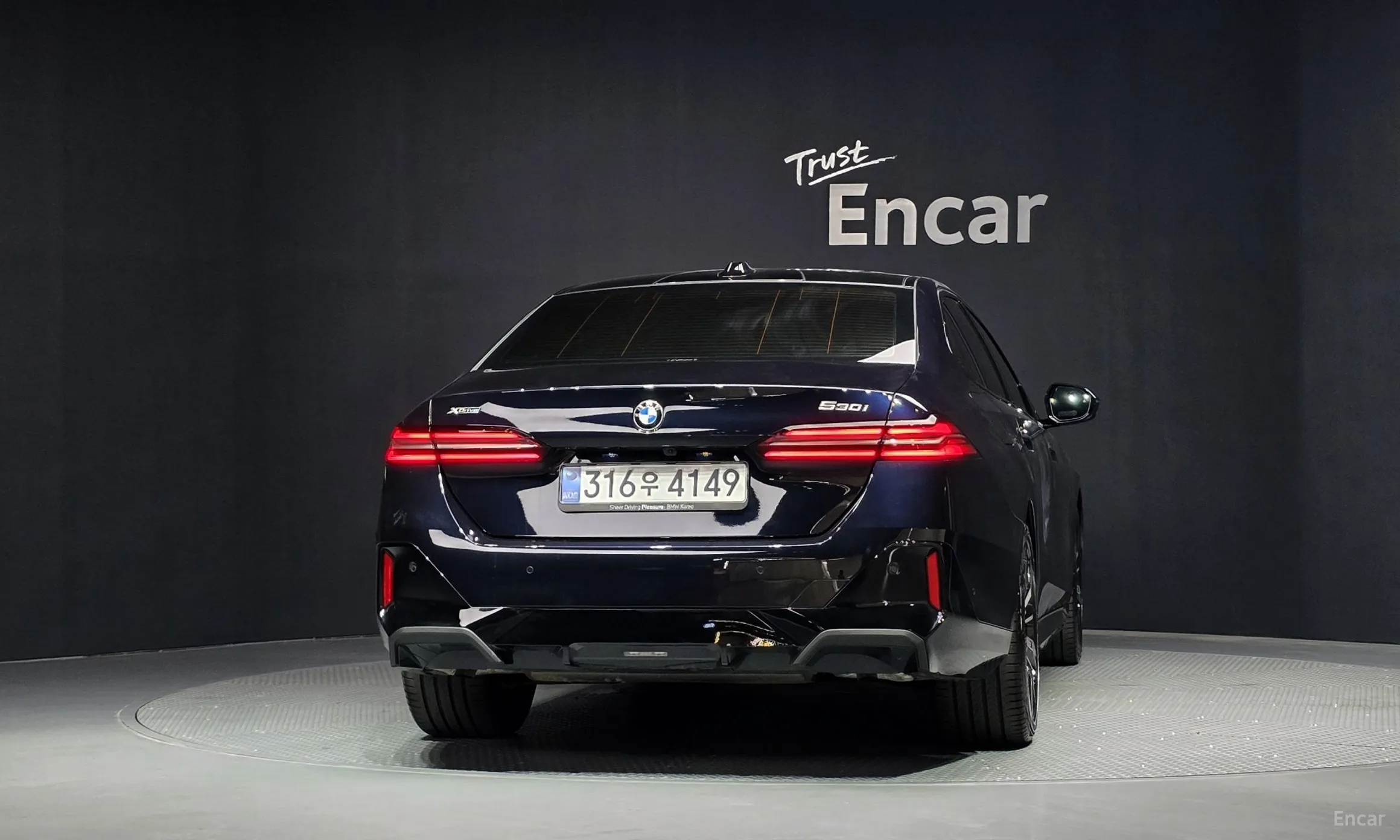 BMW 5 Series (G60) превью 4