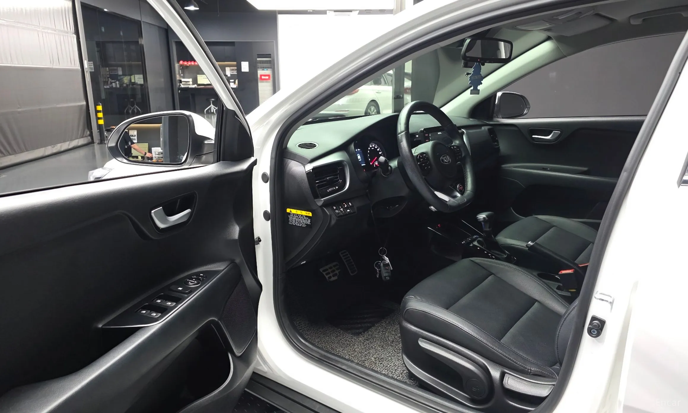 Kia Stonic превью 10