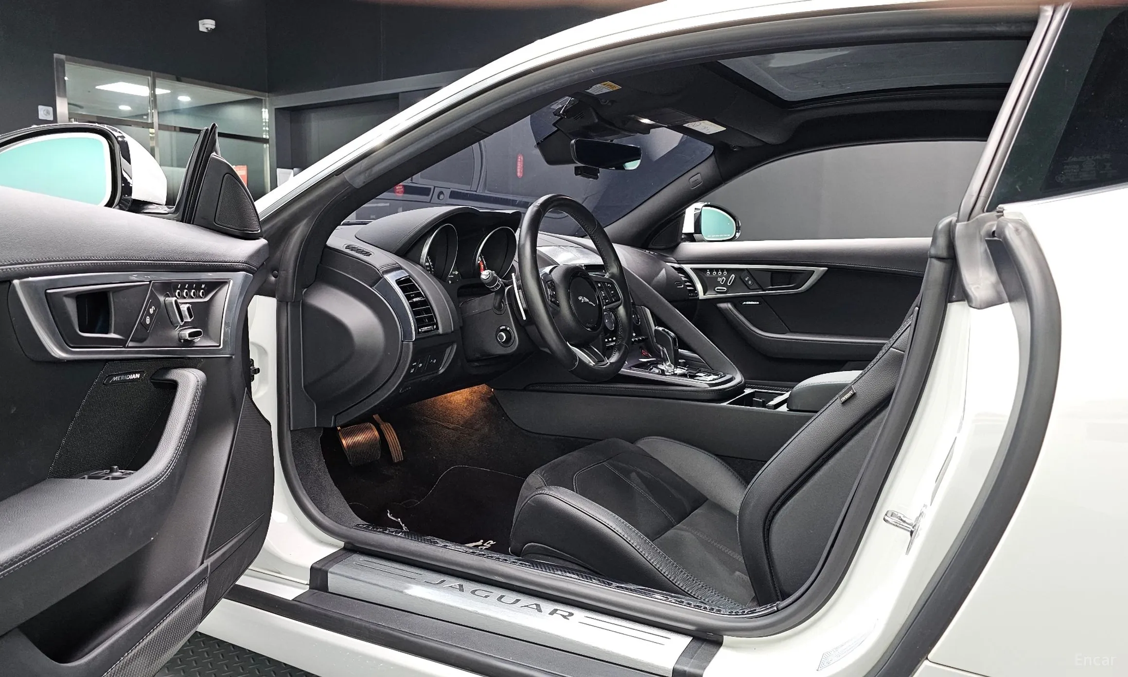 Jaguar F-TYPE превью 10