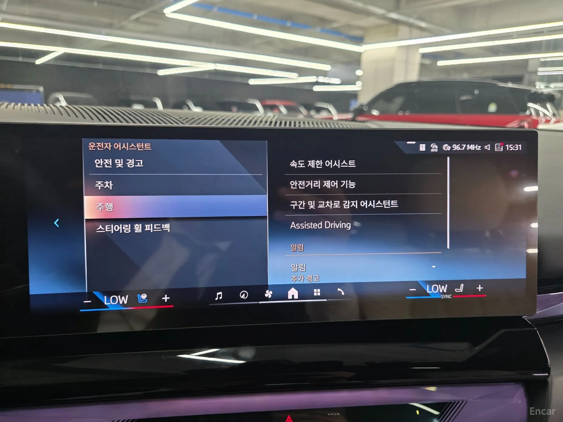 BMW 5 Series (G60) превью 18