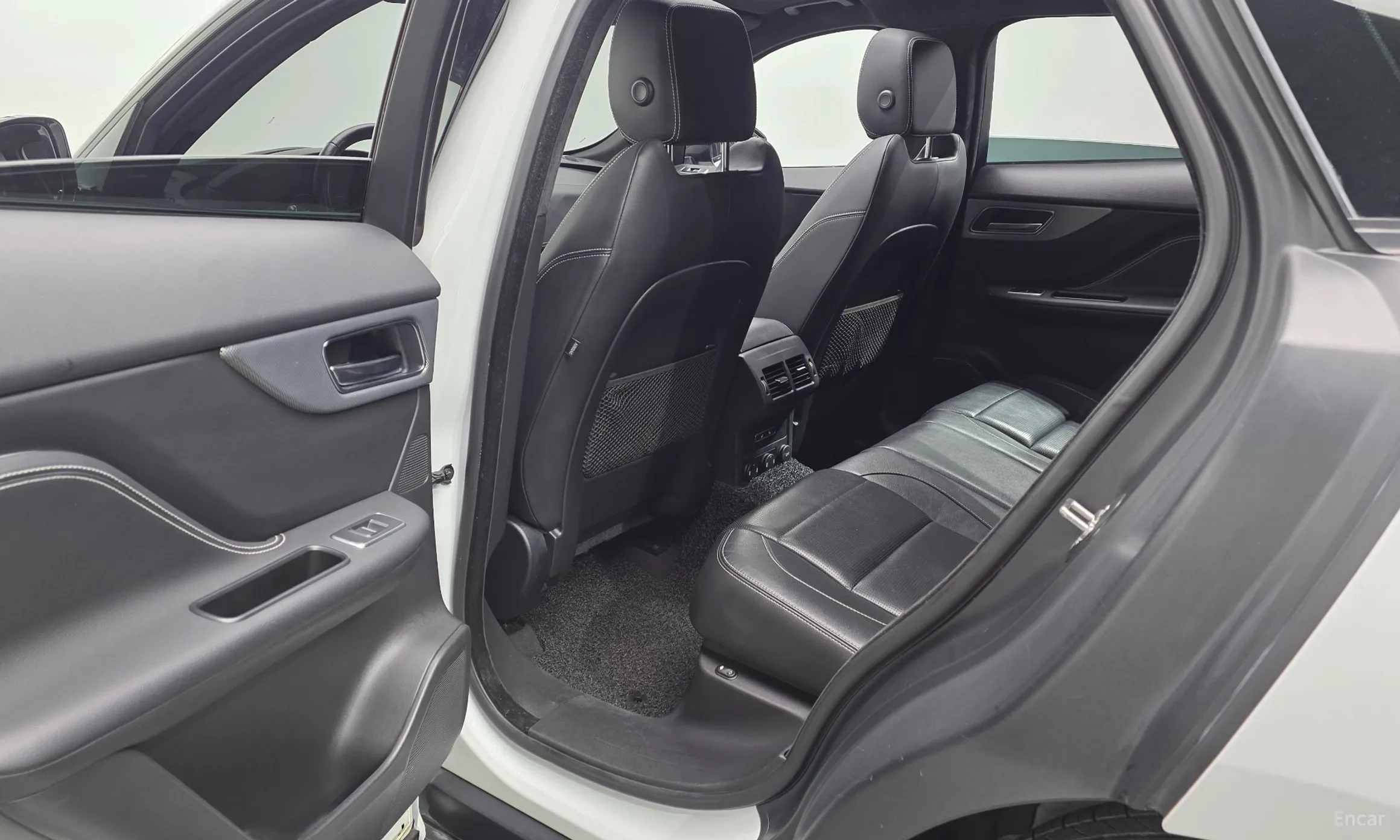 Jaguar F-PACE превью 12