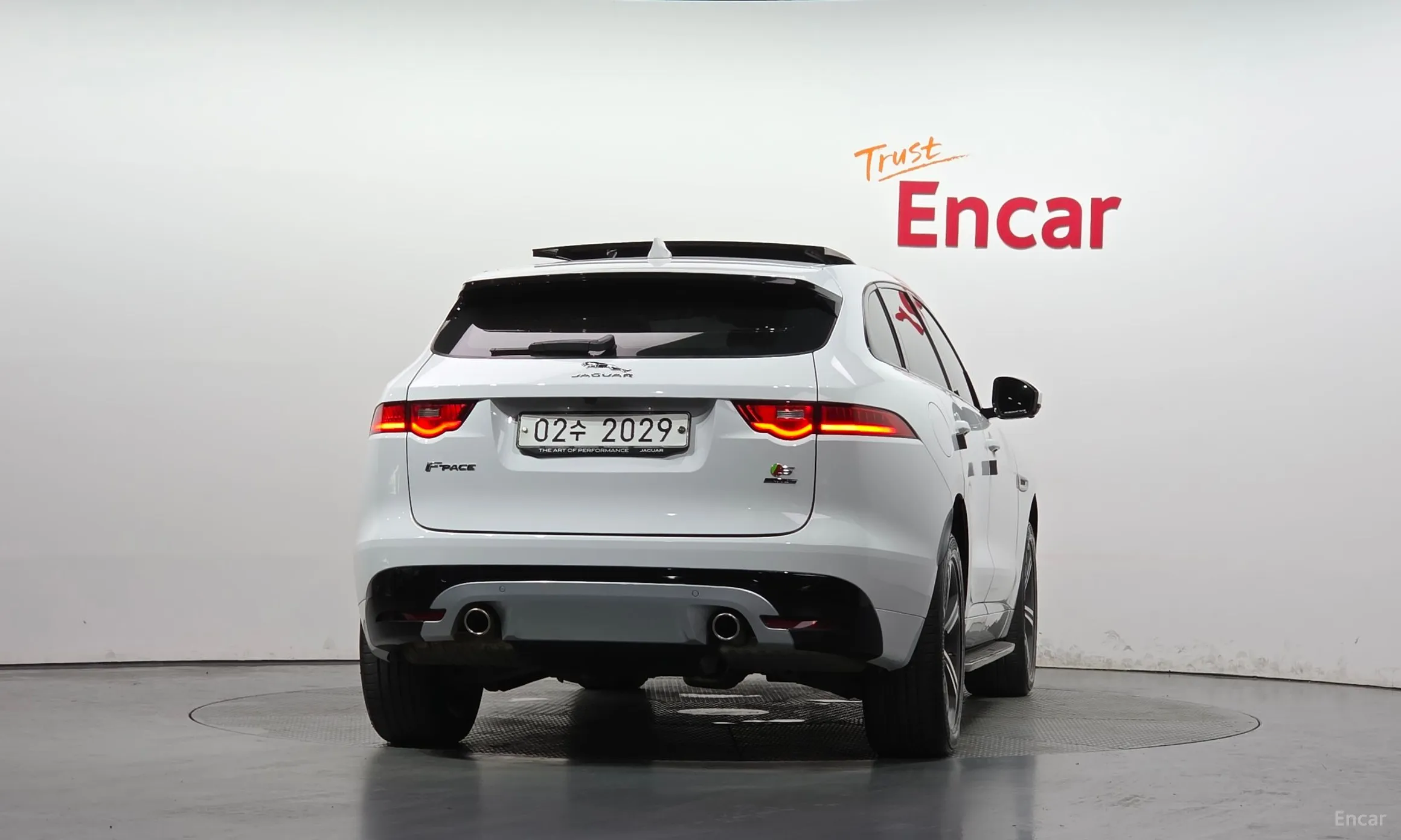 Jaguar F-PACE превью 4