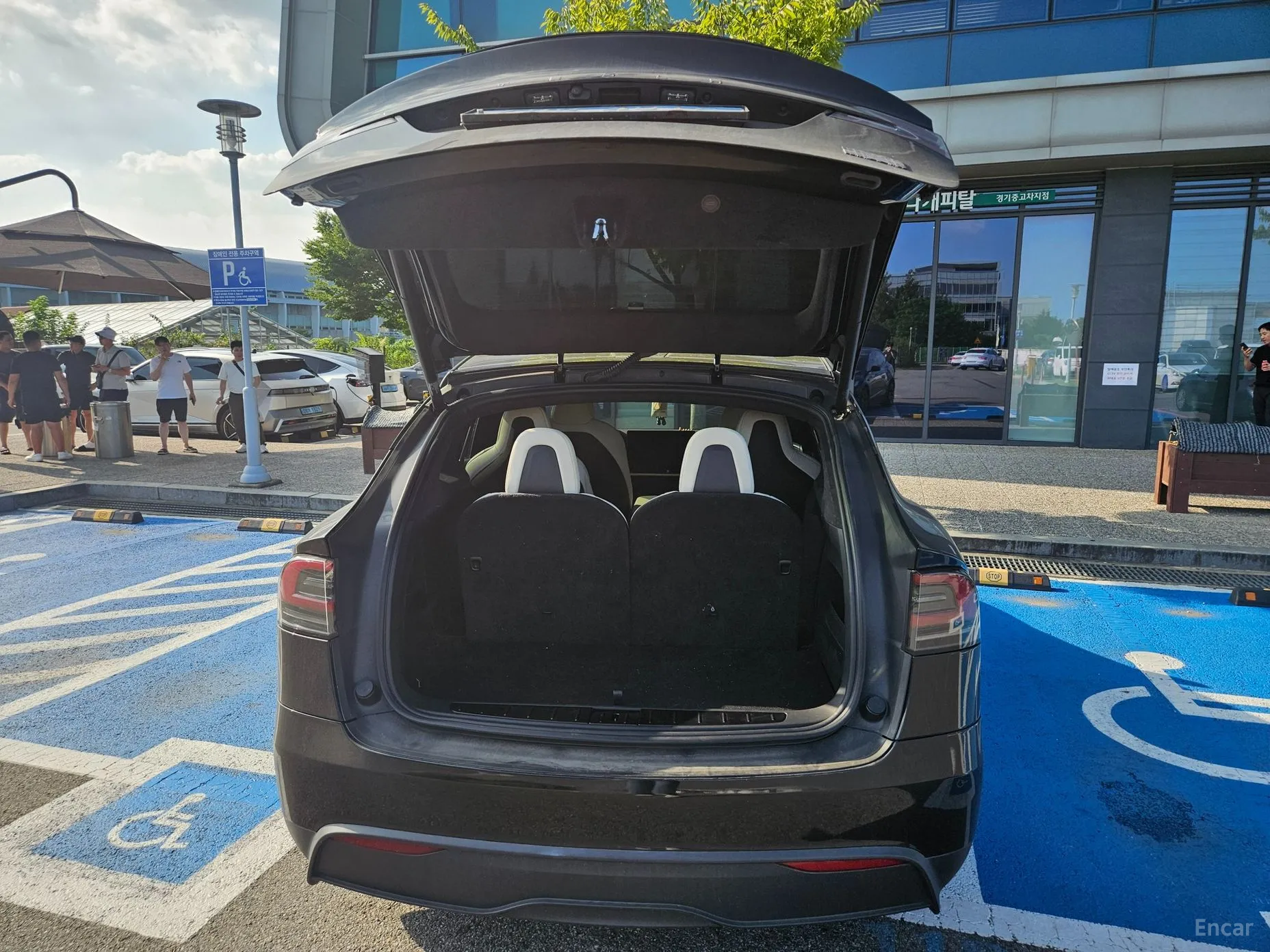 Tesla Model X превью 10
