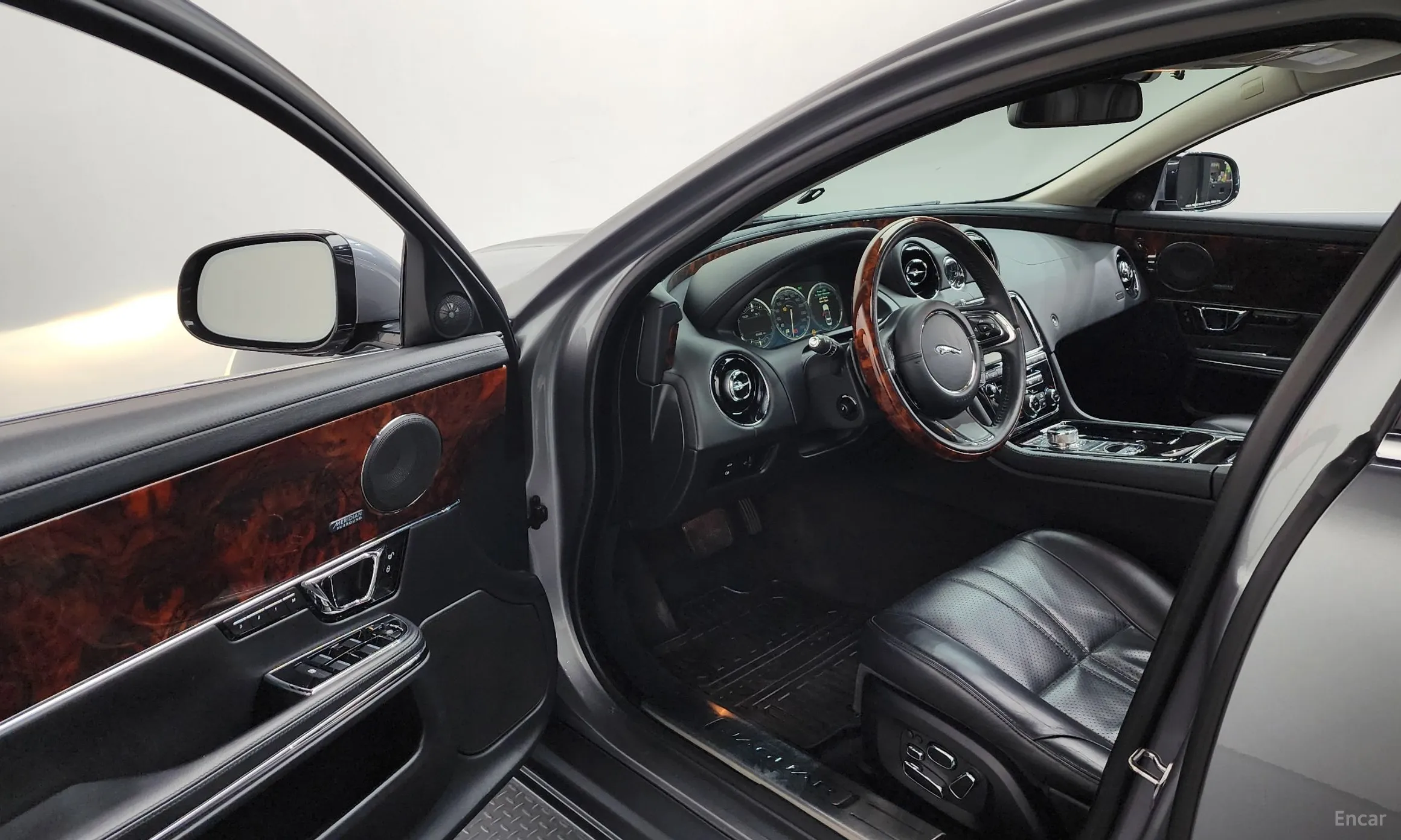 Jaguar All New XJ превью 10