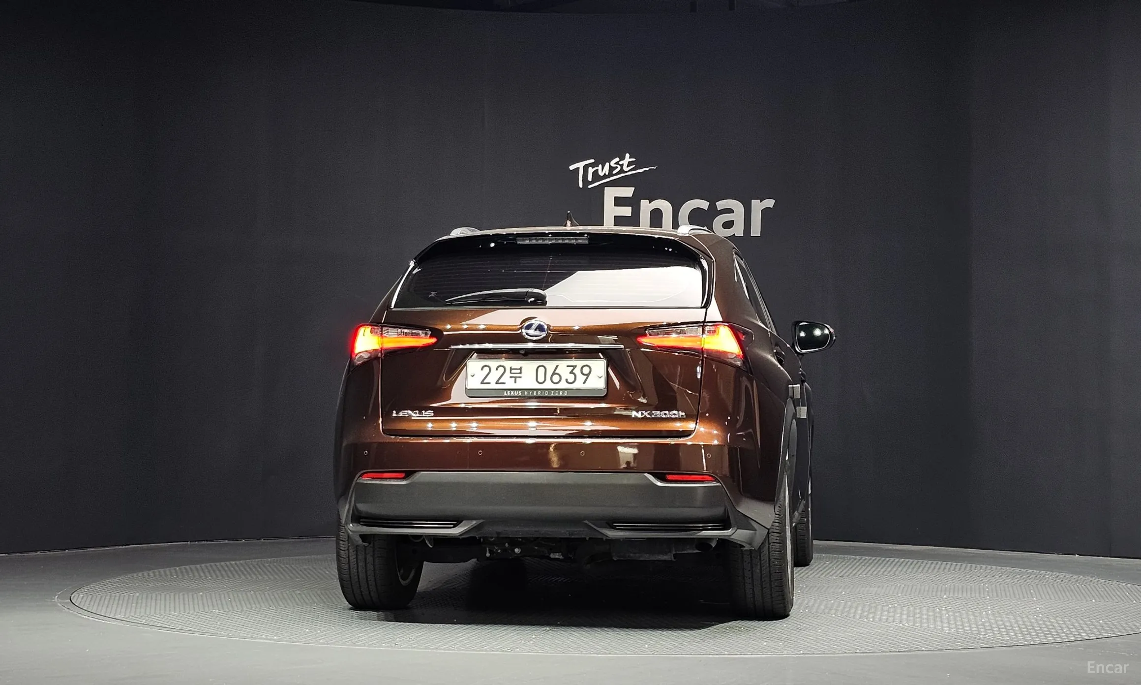 Lexus NX300h превью 4