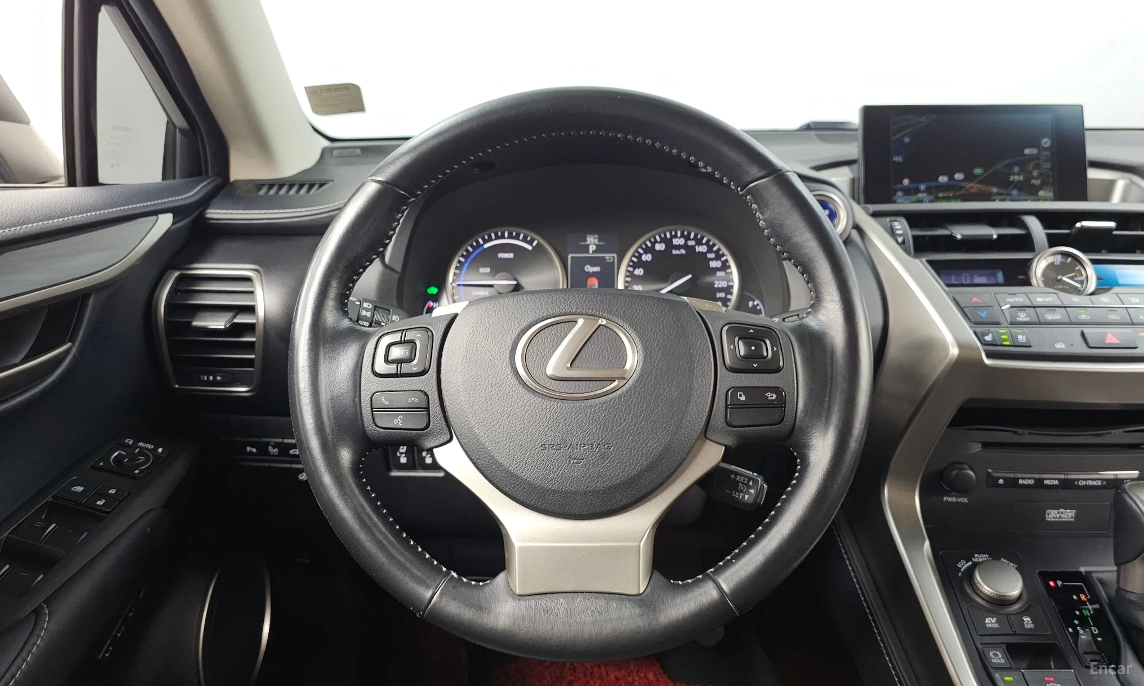 Lexus NX300h превью 13