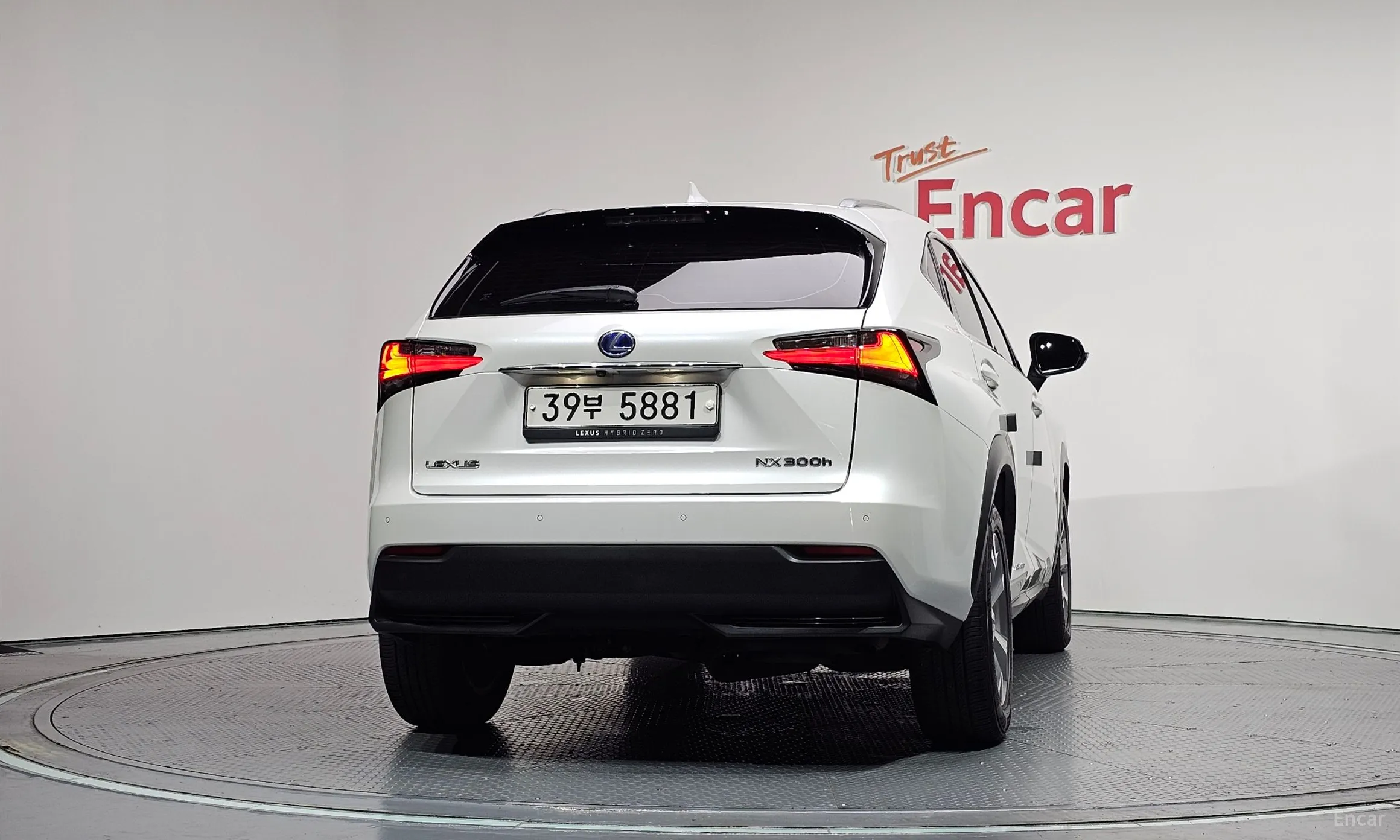 Lexus NX300h превью 4