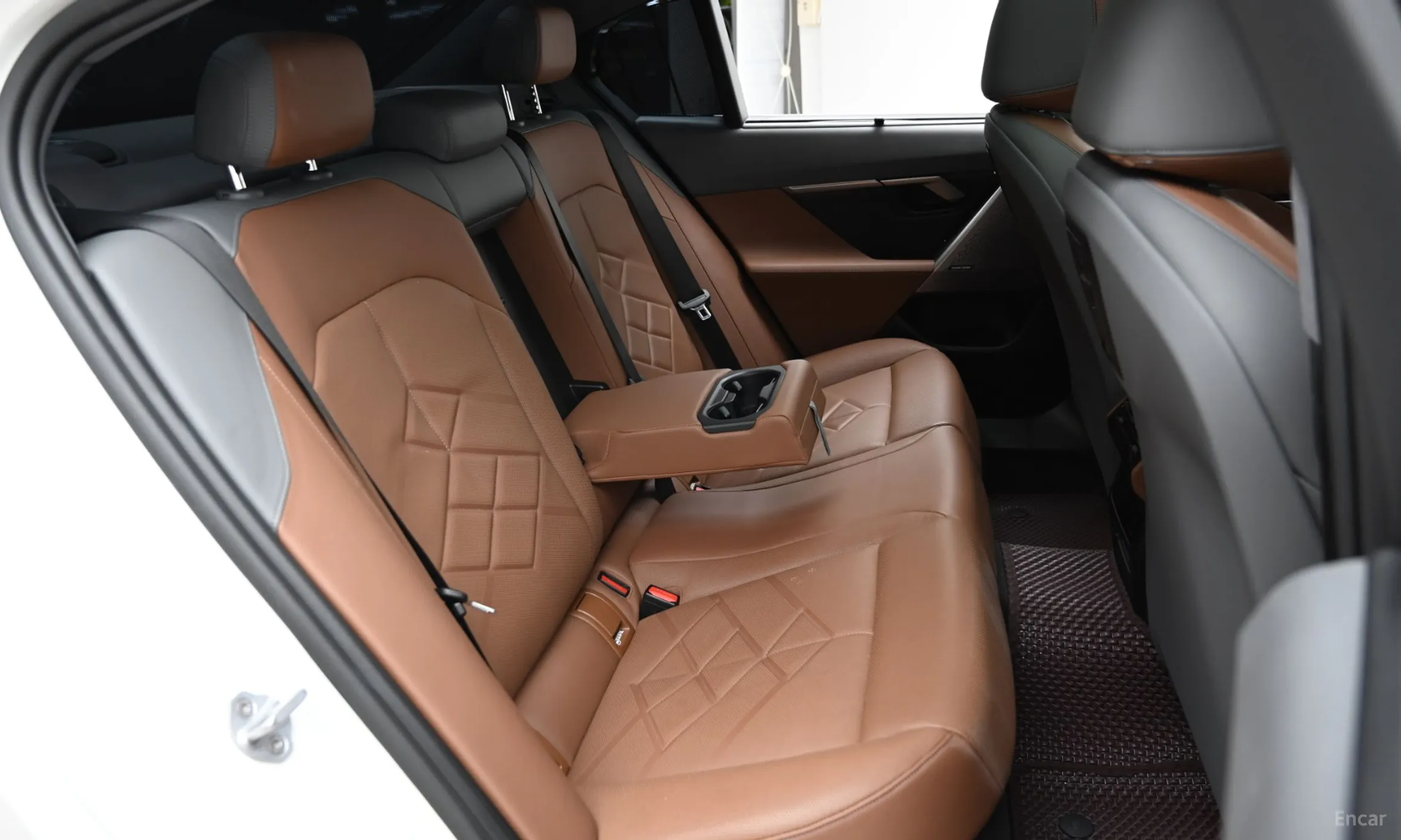 BMW 5 Series (G60) превью 12