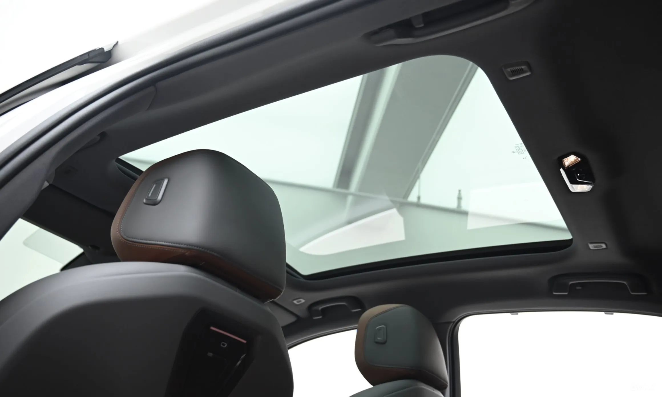 BMW 5 Series (G60) превью 19