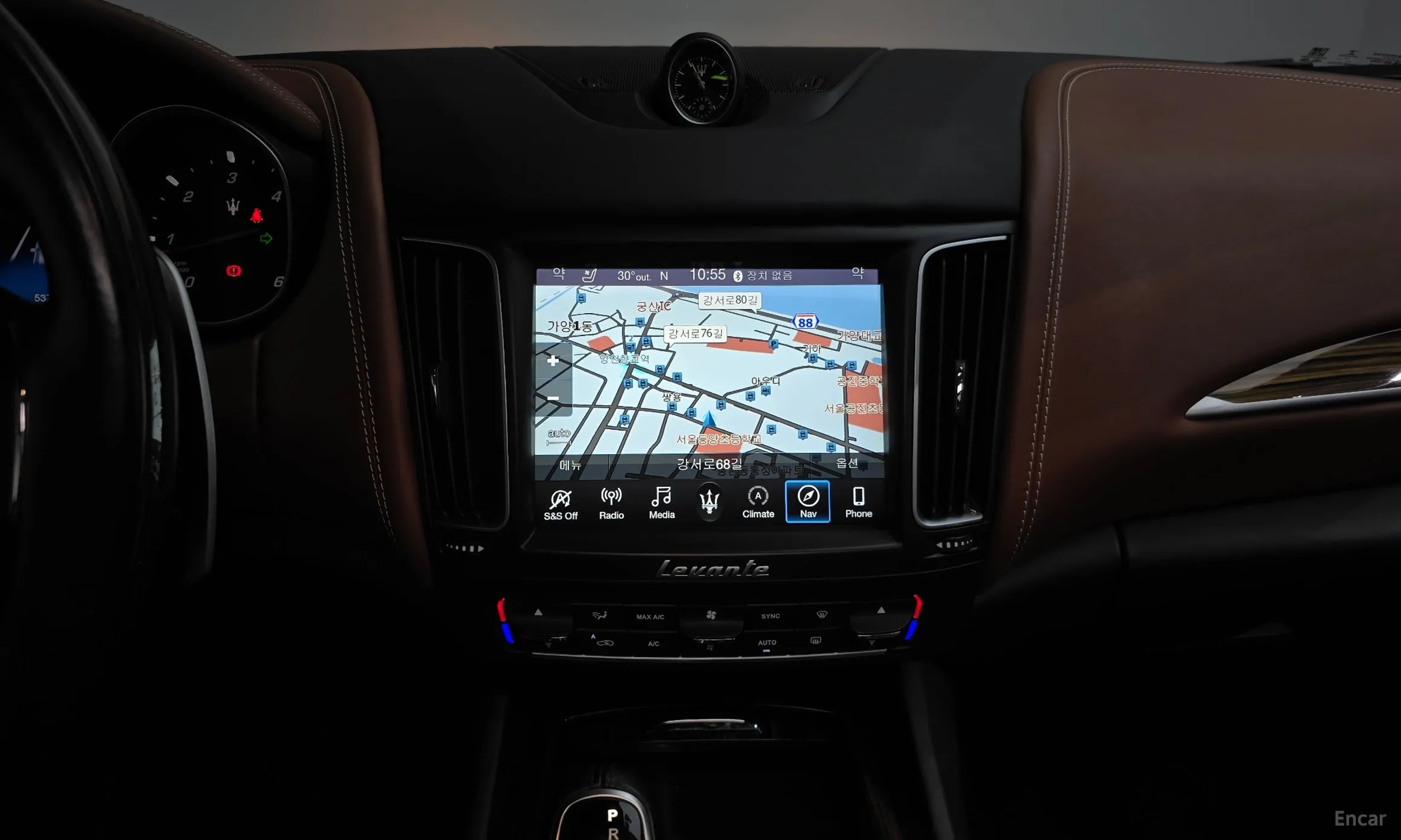 Maserati Levante превью 14