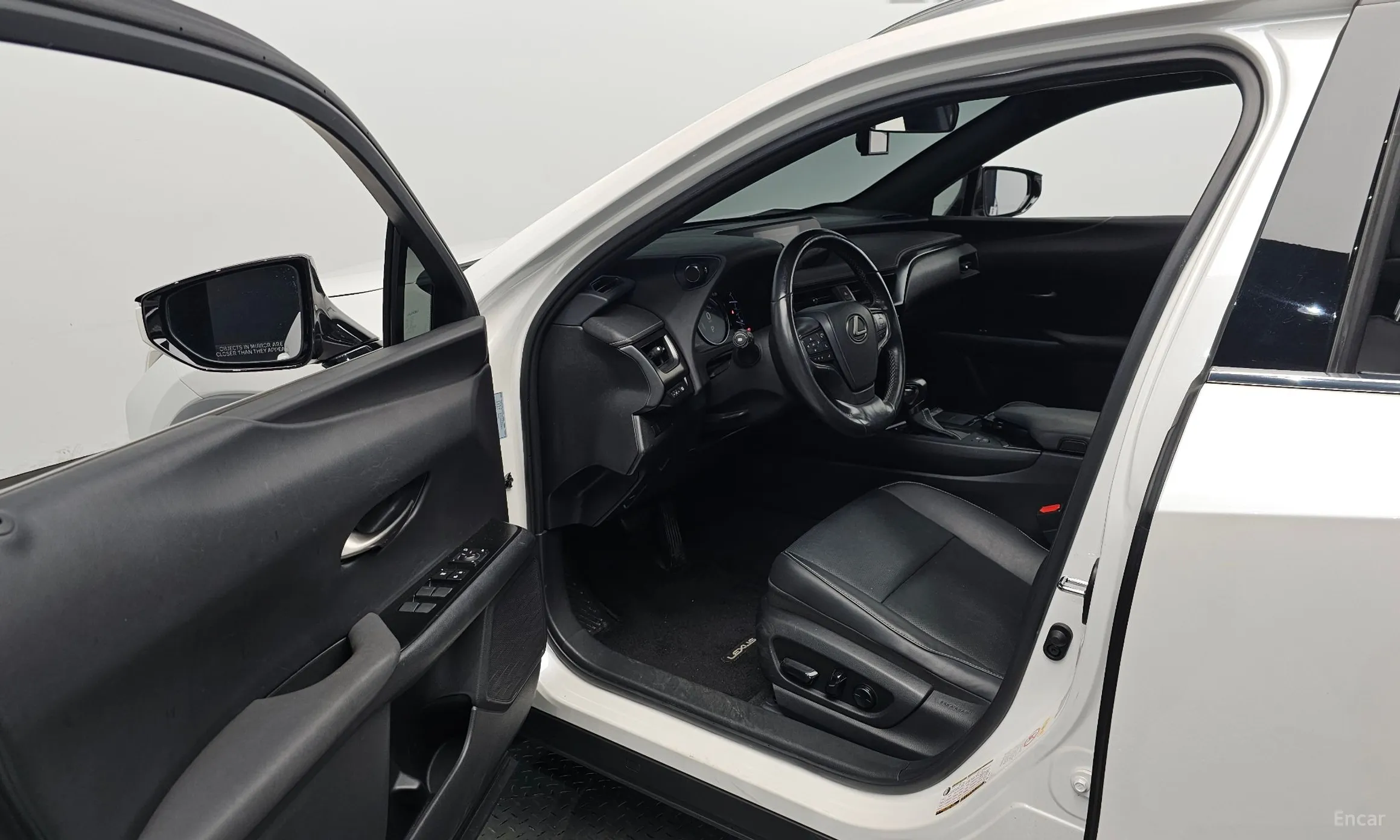 Lexus UX250h превью 10