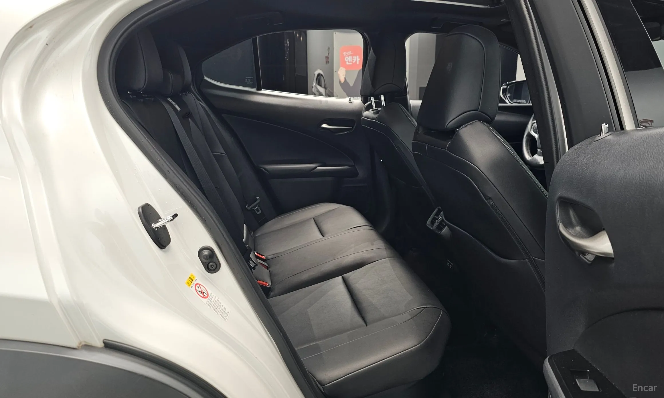 Lexus UX250h превью 11