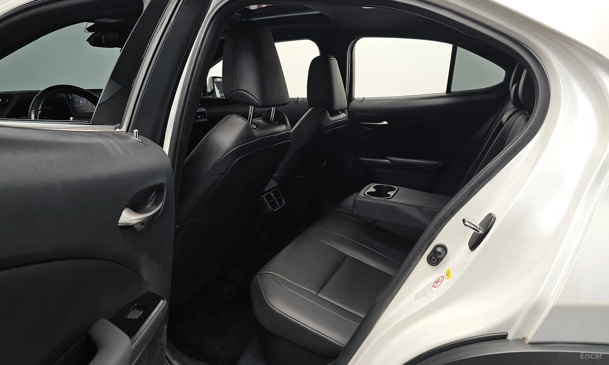 Lexus UX250h превью 12