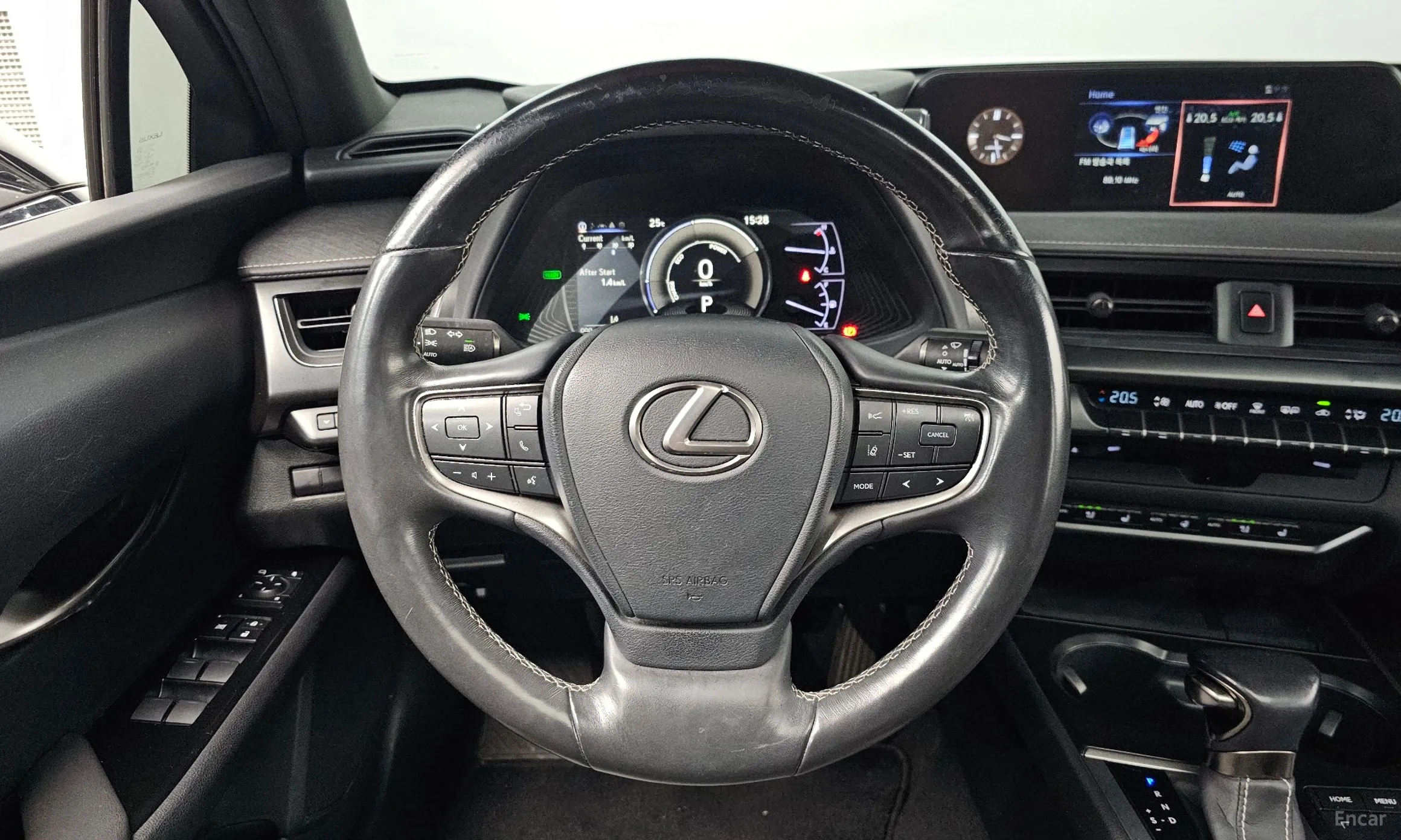 Lexus UX250h превью 13