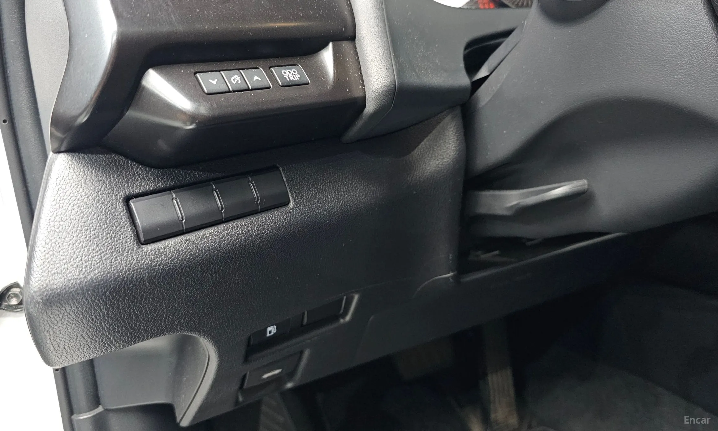 Lexus UX250h превью 14