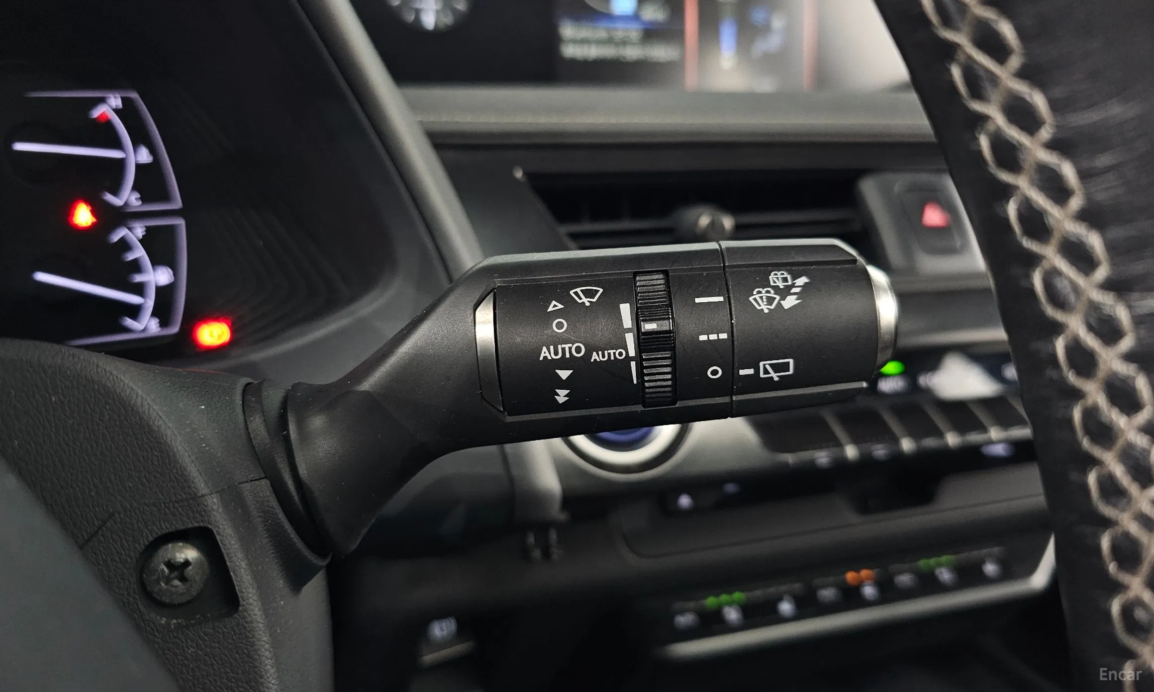 Lexus UX250h превью 16