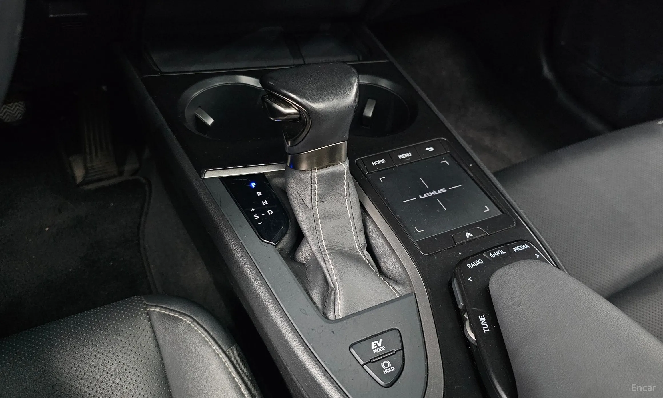 Lexus UX250h превью 9