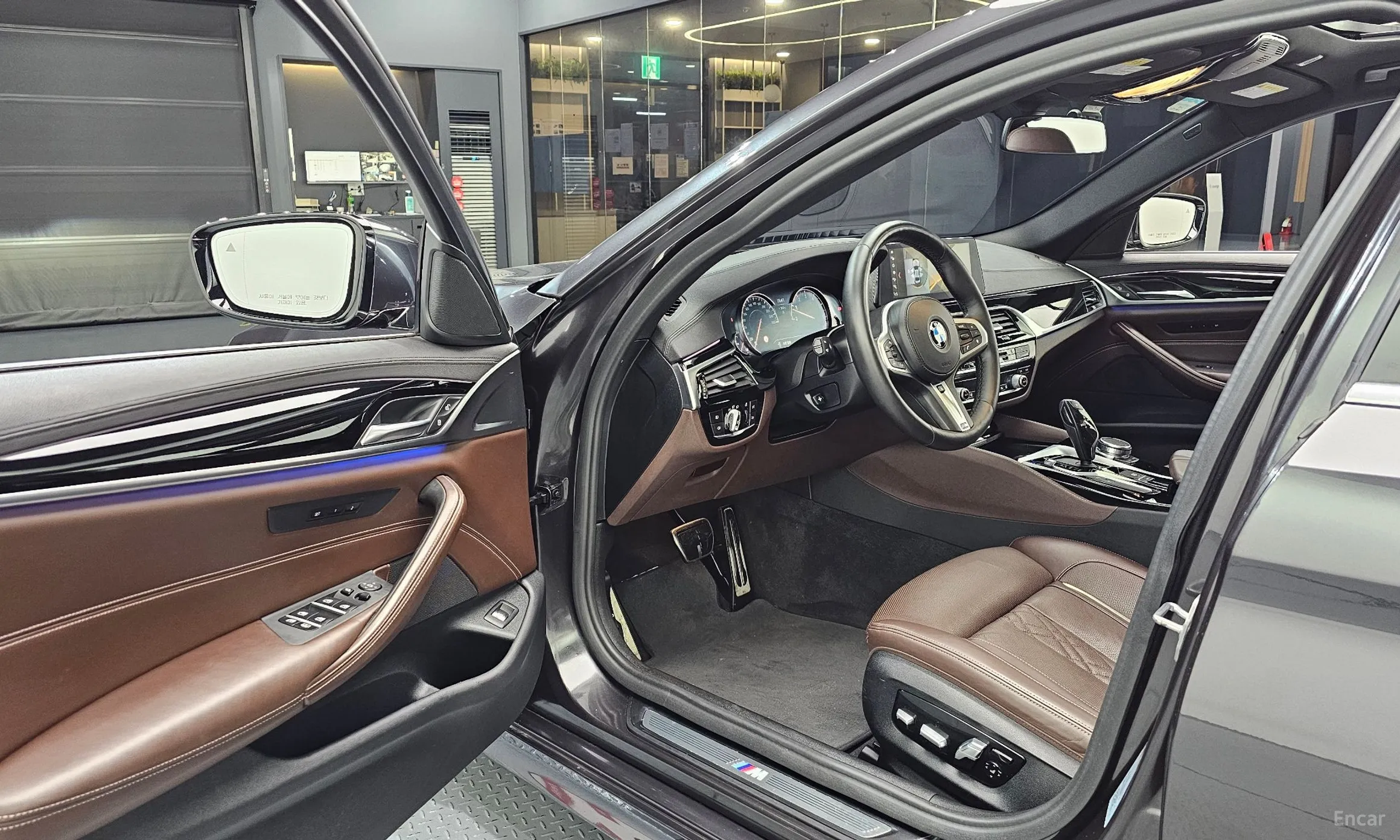 BMW 5 Series (G30) превью 10