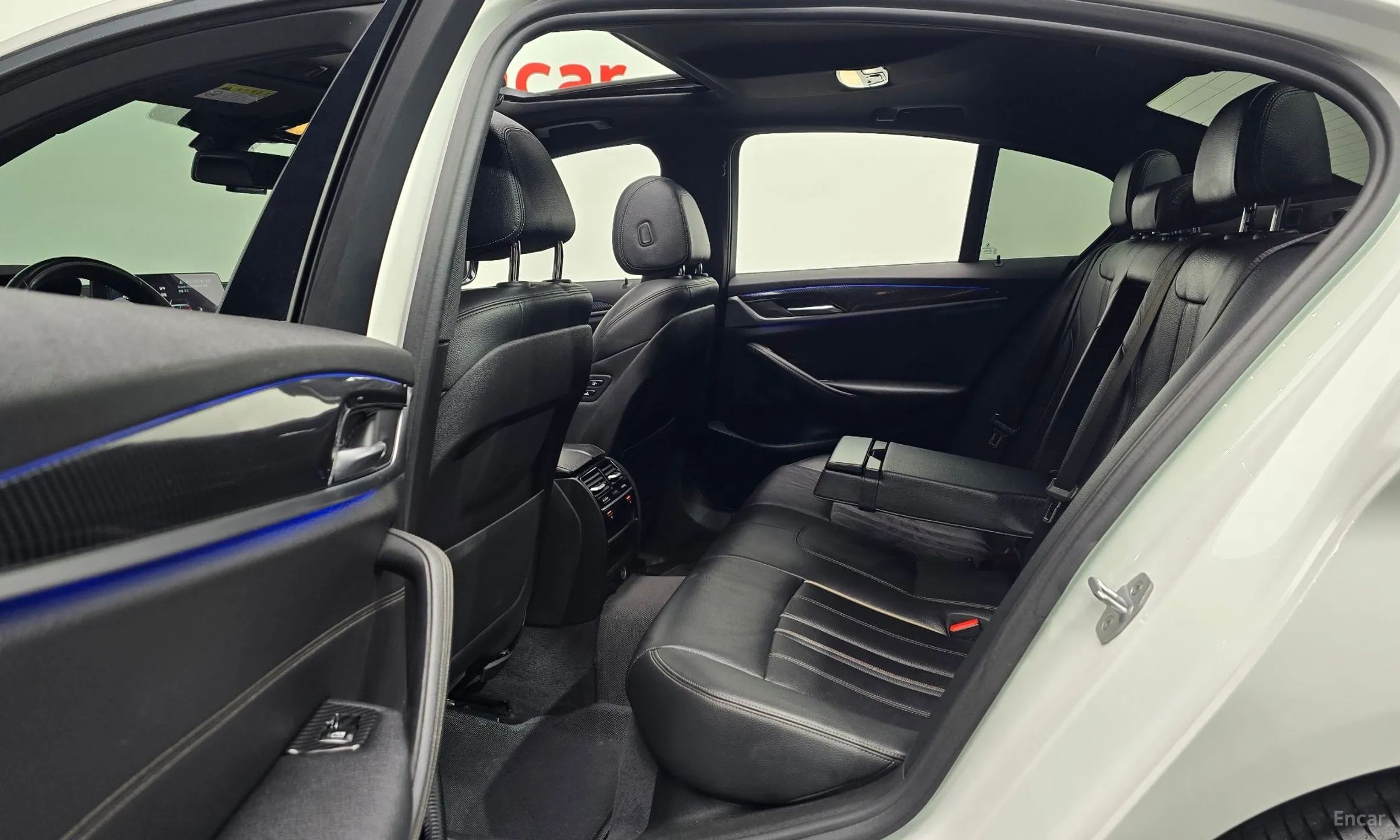 BMW 5 Series (G30) превью 12