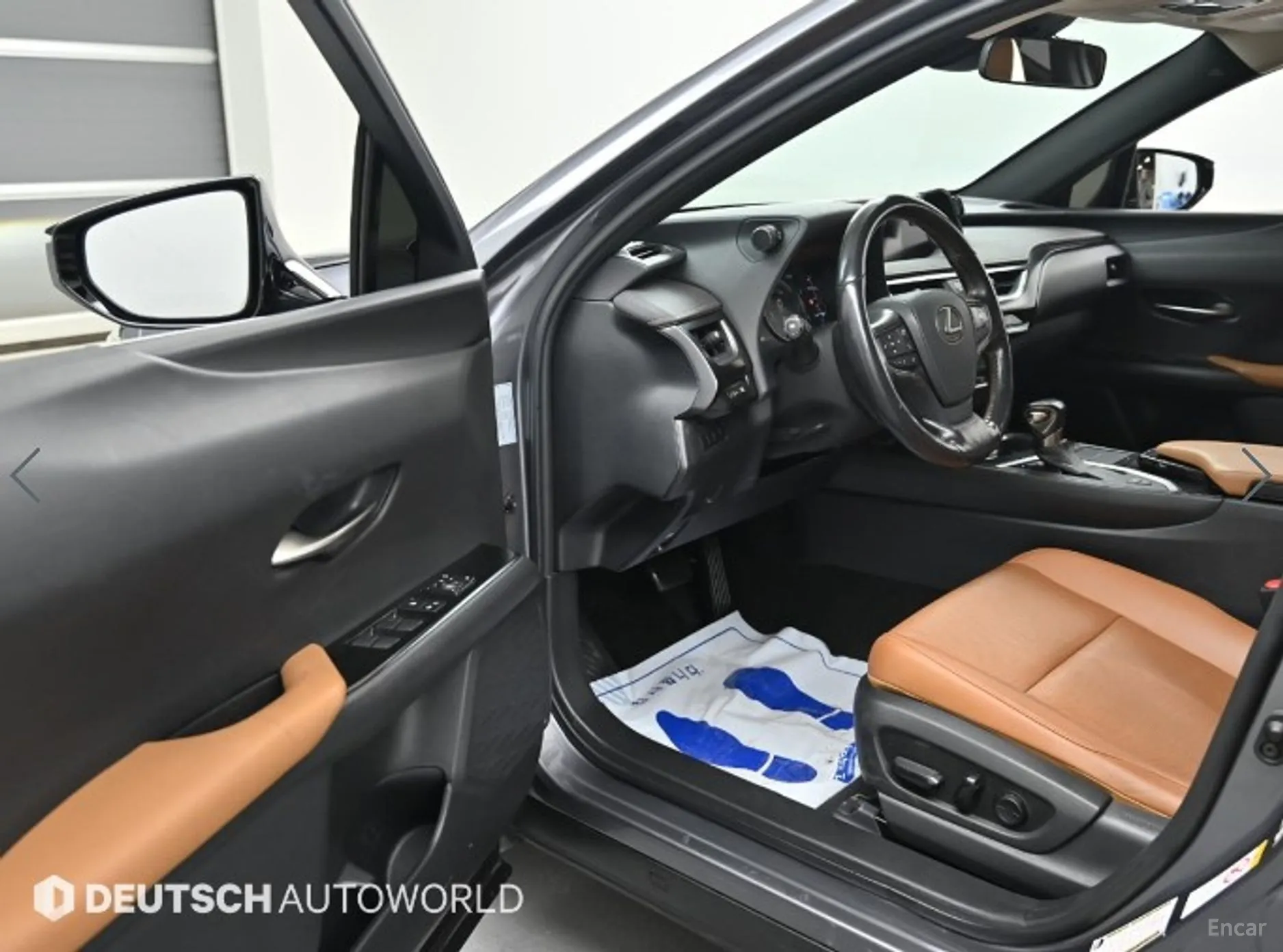 Lexus UX250h превью 11