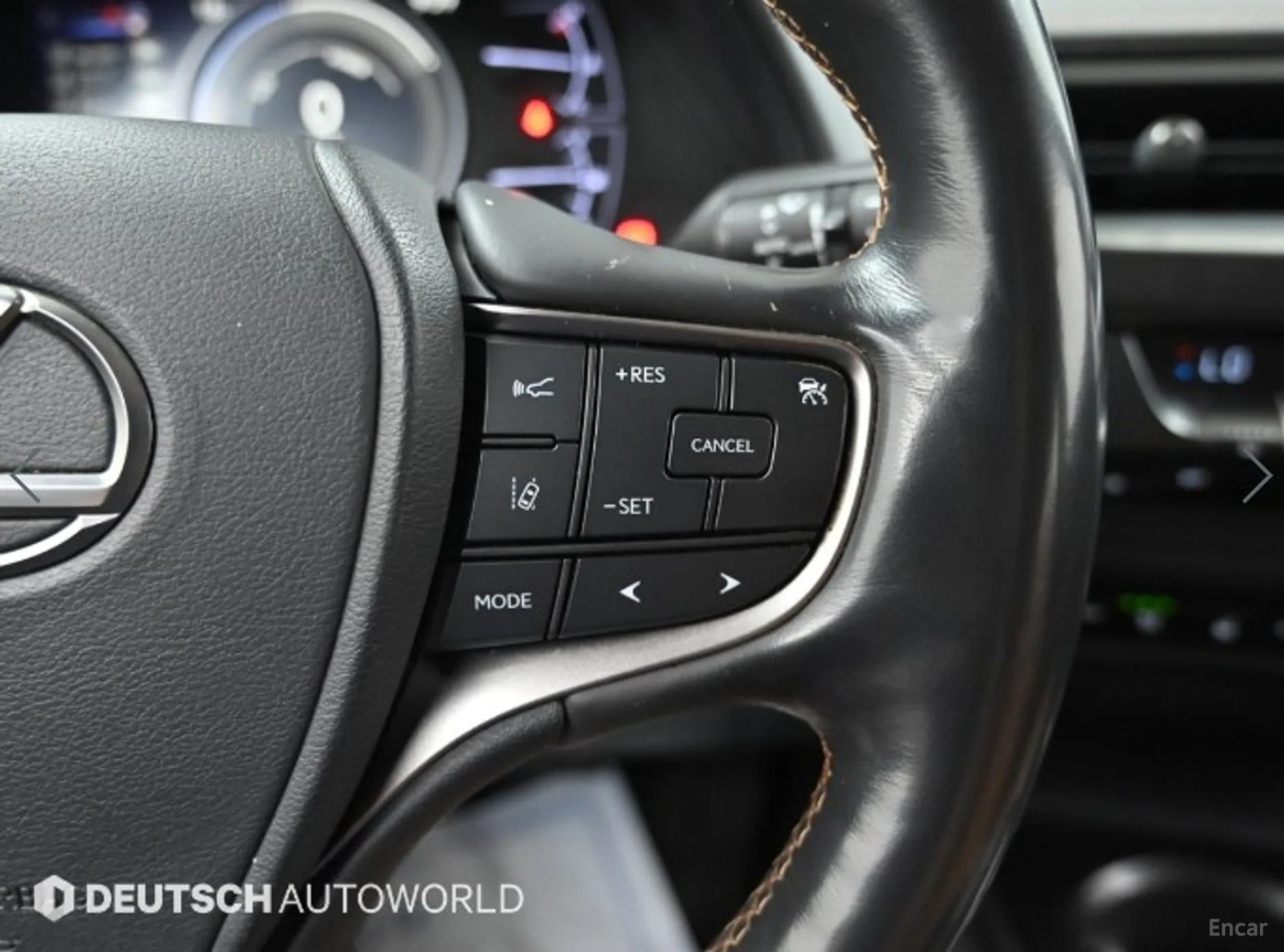 Lexus UX250h превью 16