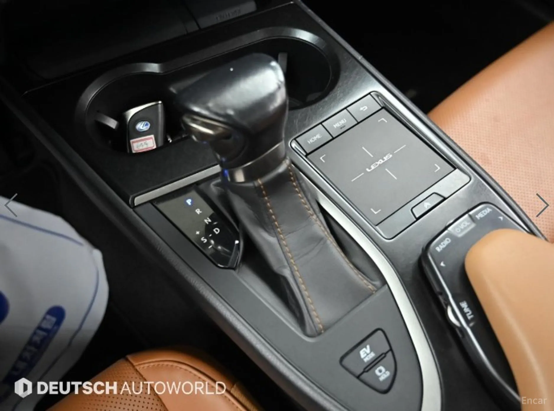 Lexus UX250h превью 9