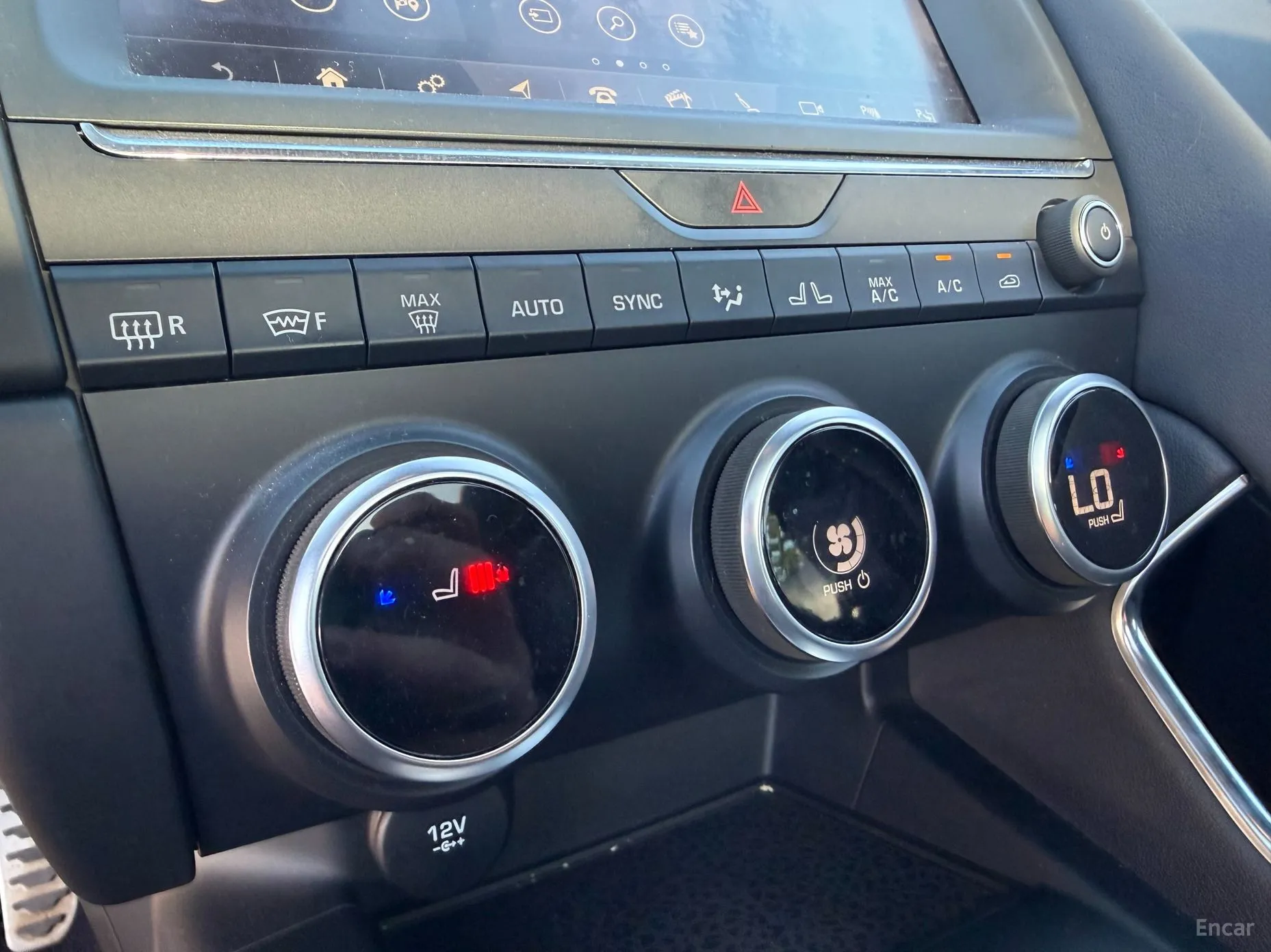Jaguar E-PACE превью 12
