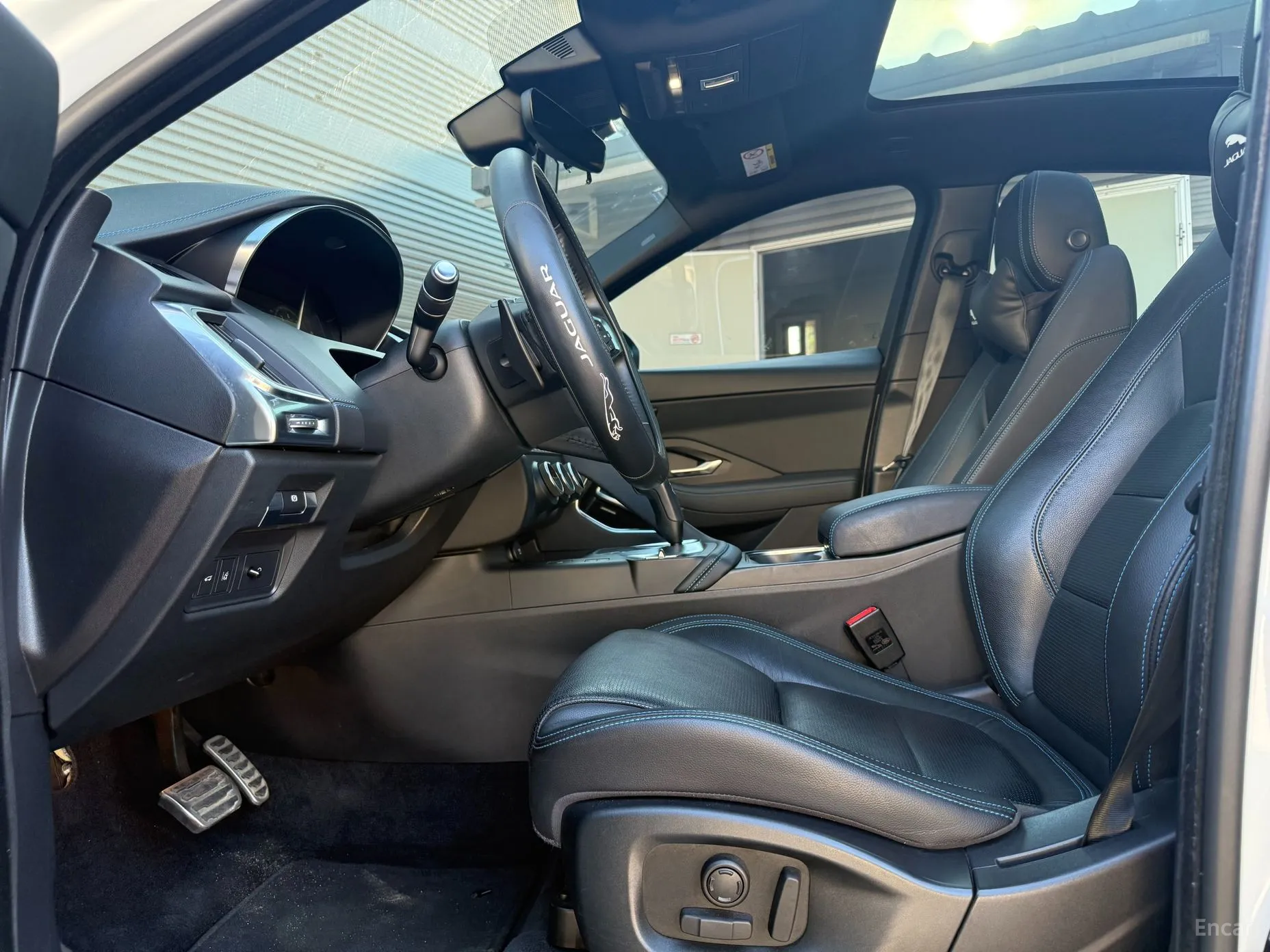 Jaguar E-PACE превью 8