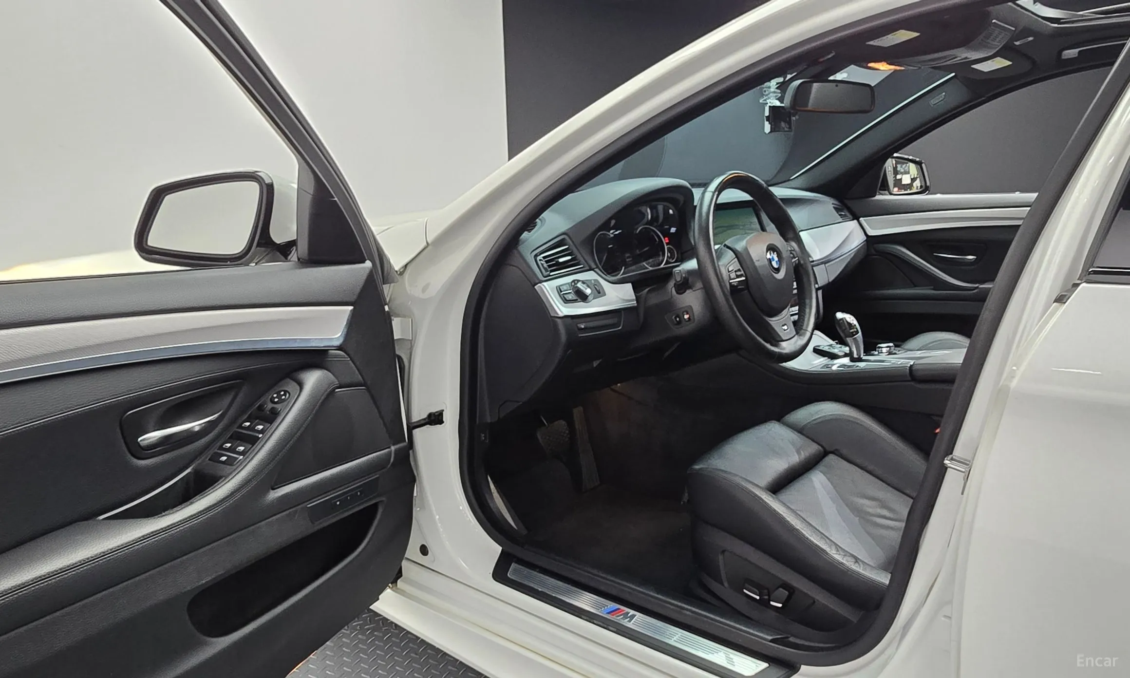 BMW 5 Series (F10) превью 10