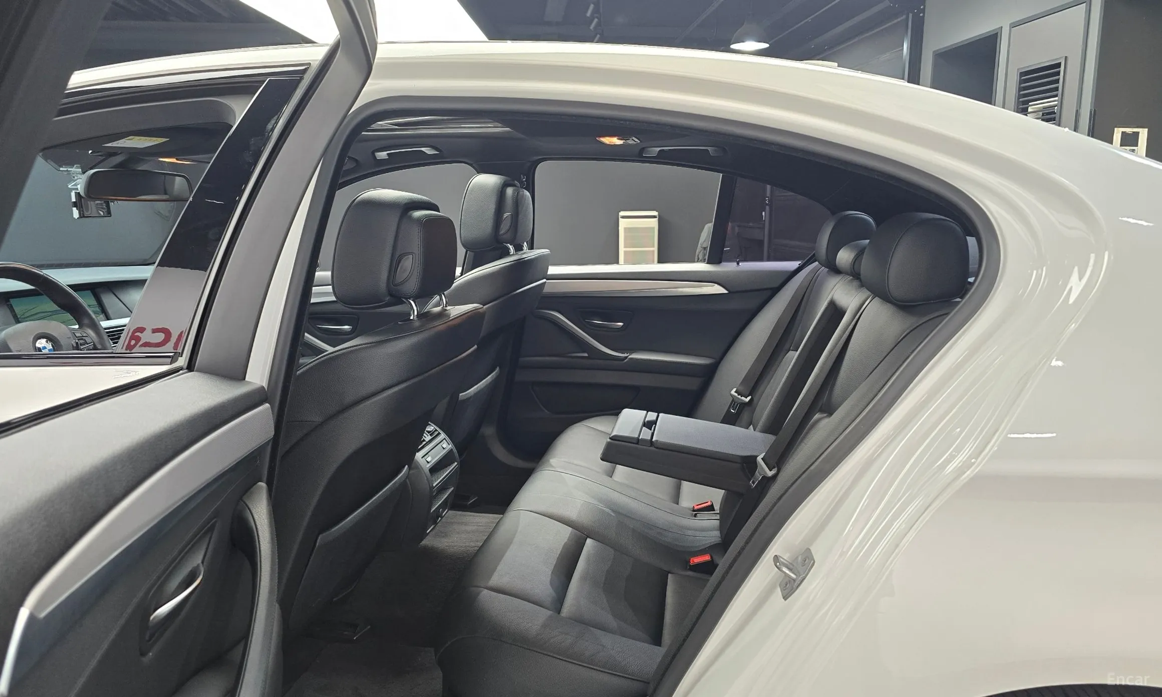 BMW 5 Series (F10) превью 12
