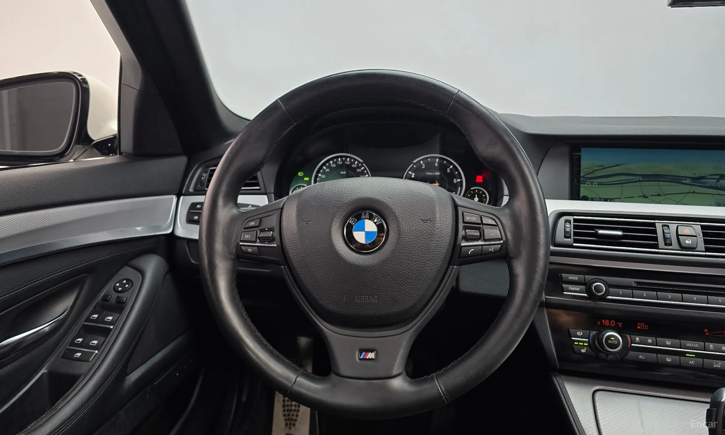 BMW 5 Series (F10) превью 13