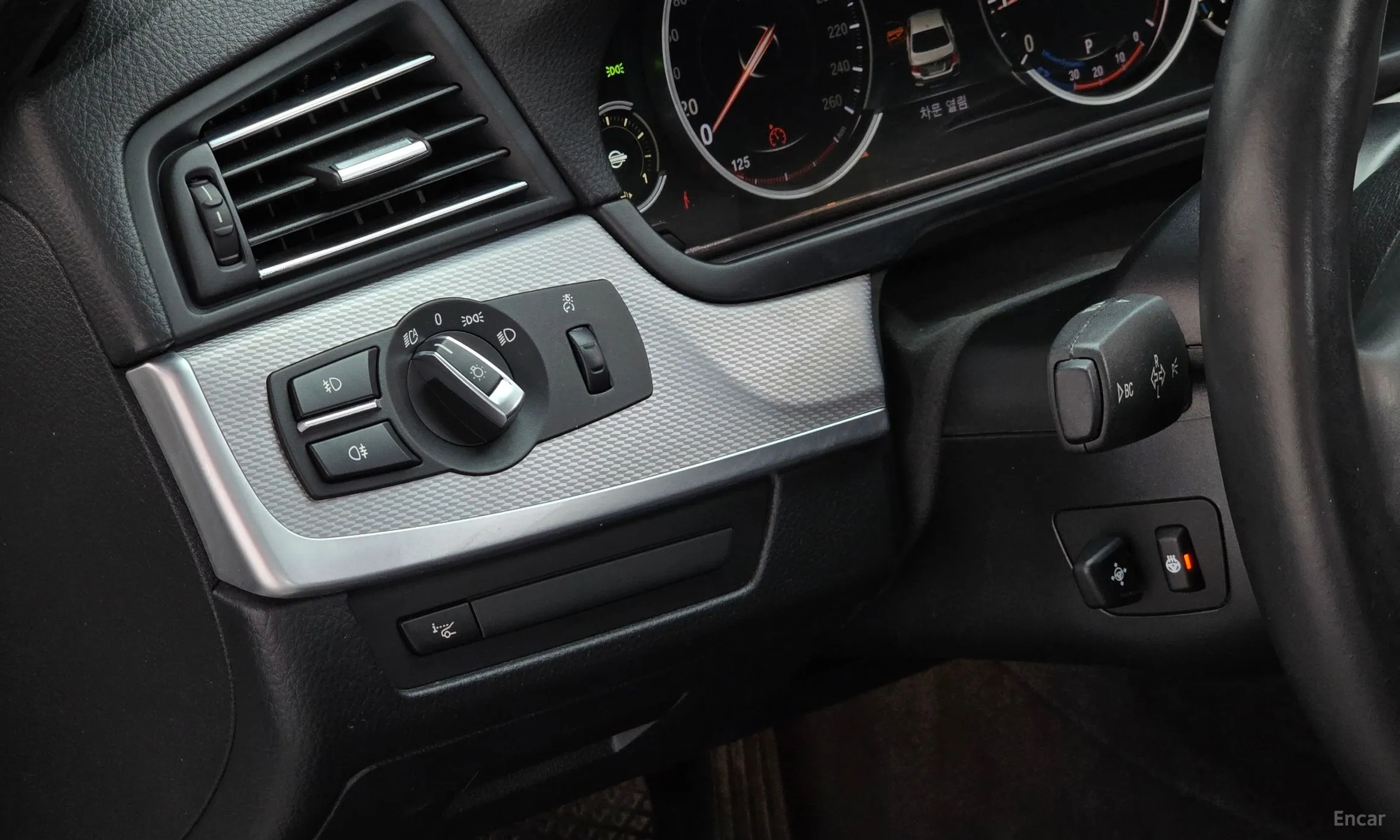 BMW 5 Series (F10) превью 14