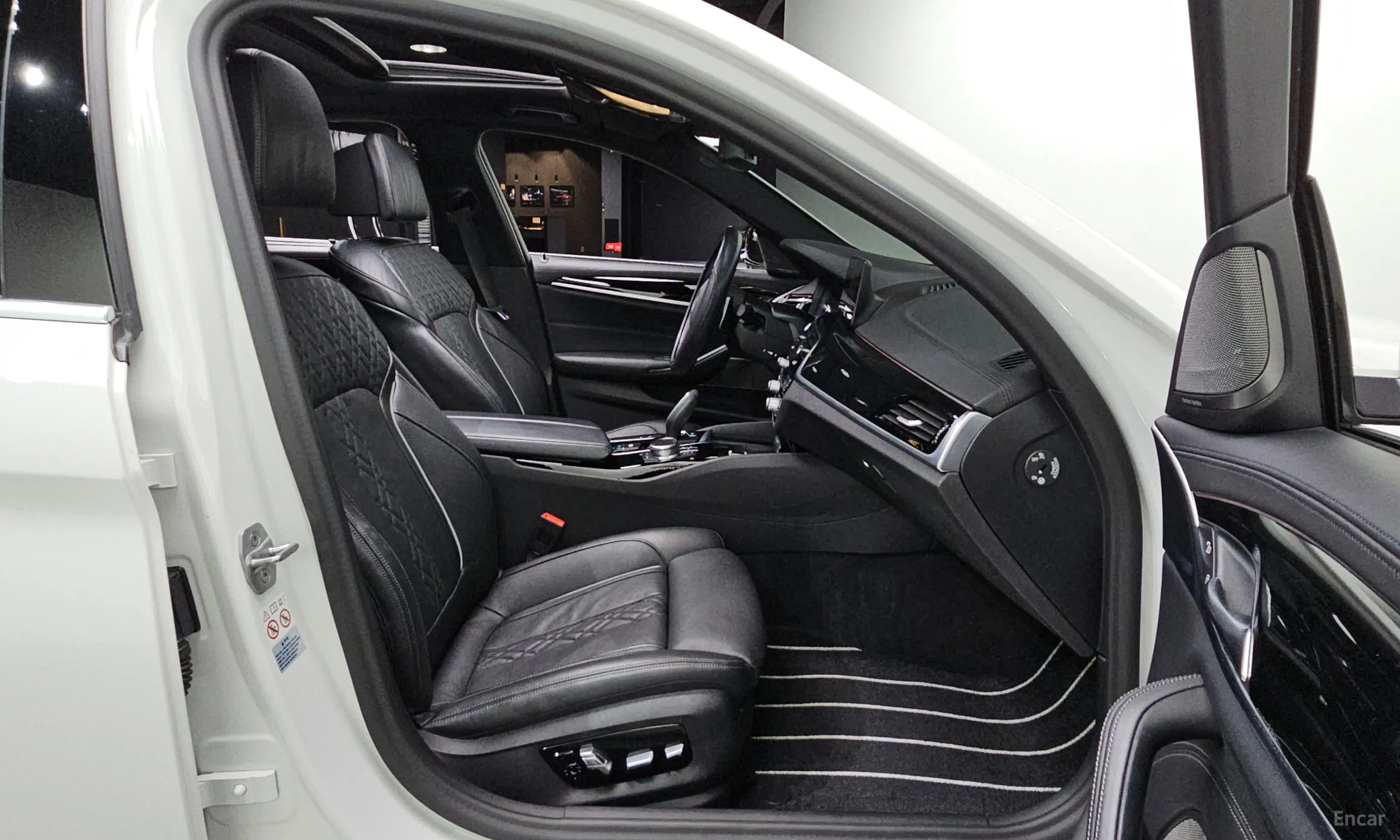 BMW 5 Series (G30) превью 12
