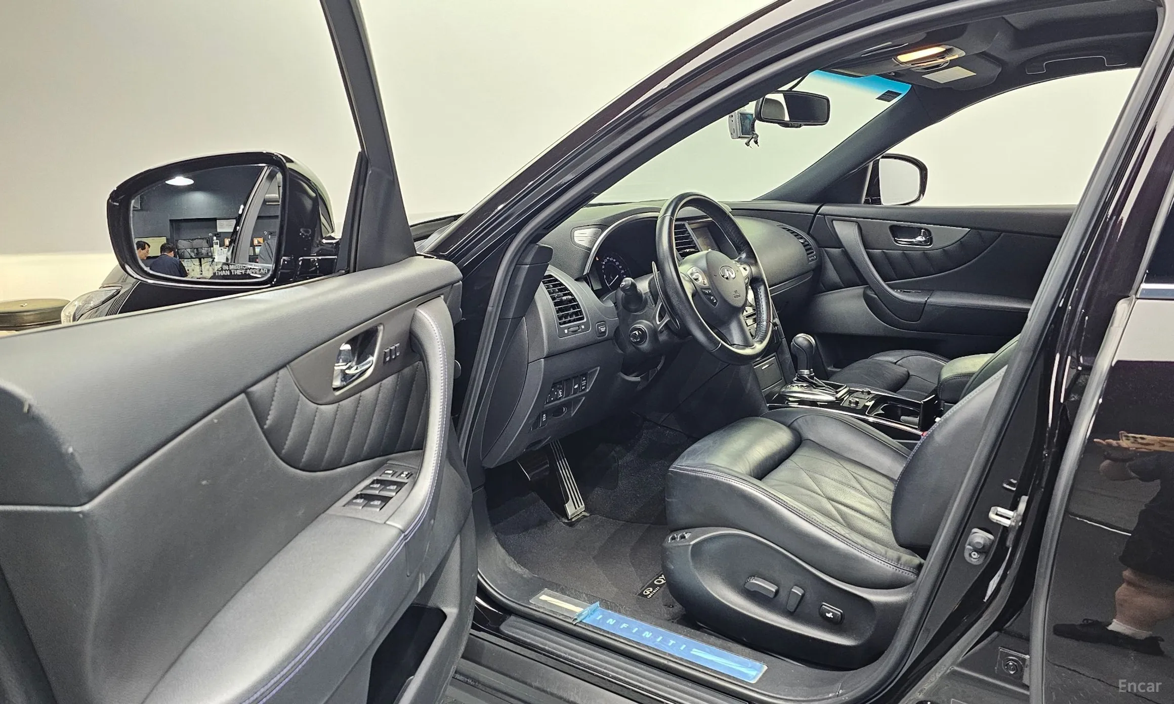 Infiniti QX70 превью 10