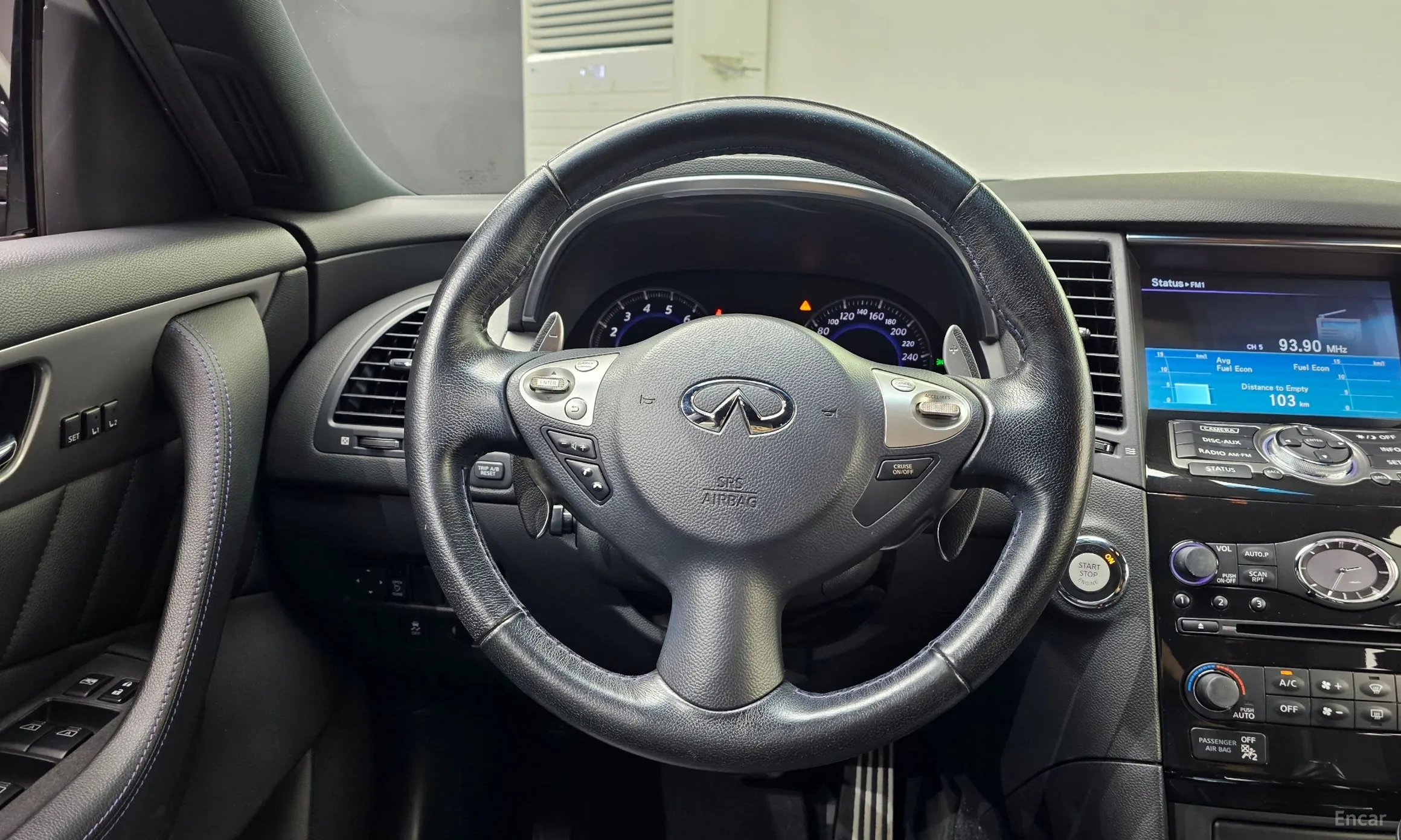 Infiniti QX70 превью 13
