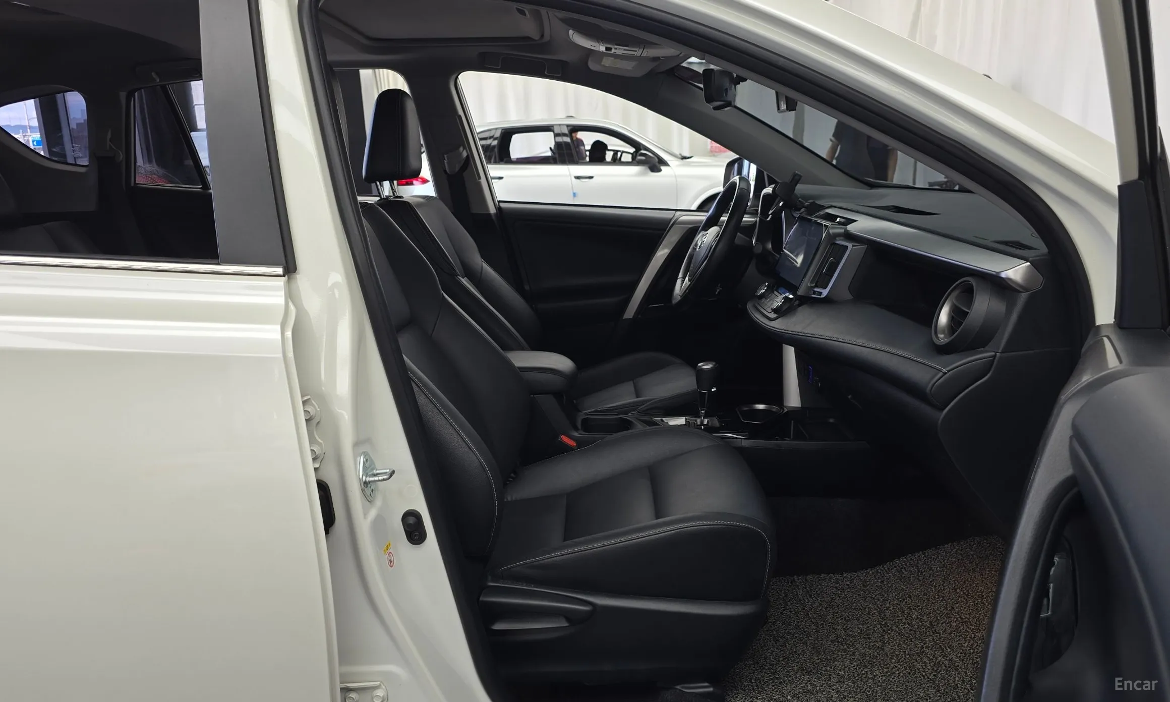 Toyota RAV4 превью 11
