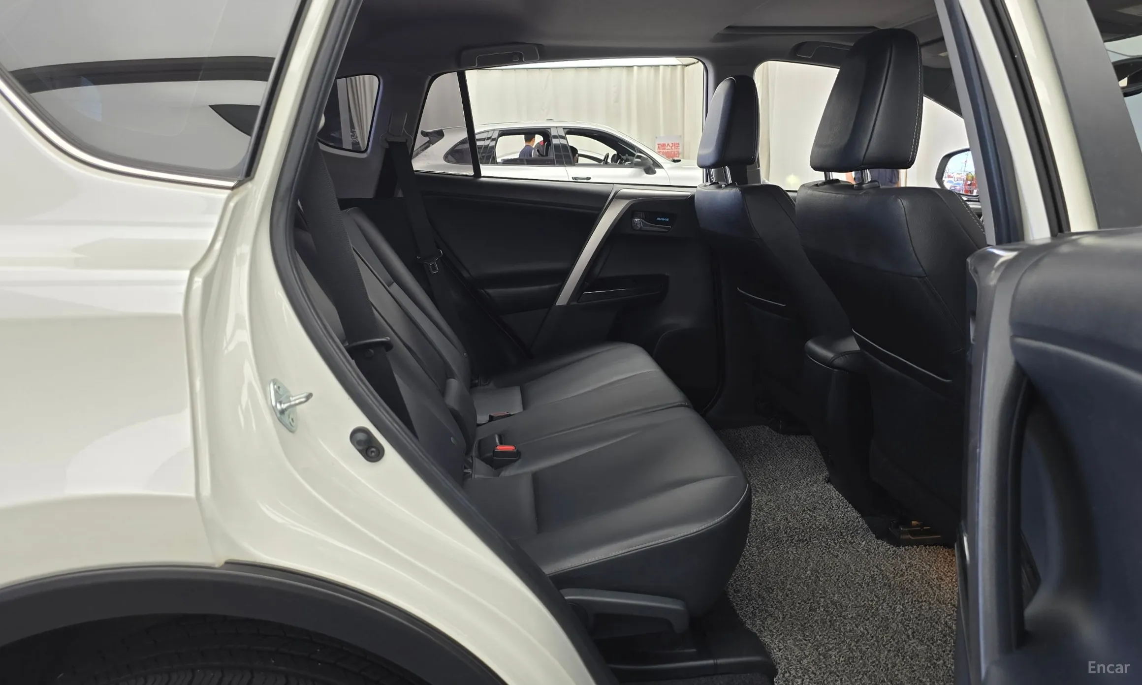 Toyota RAV4 превью 12