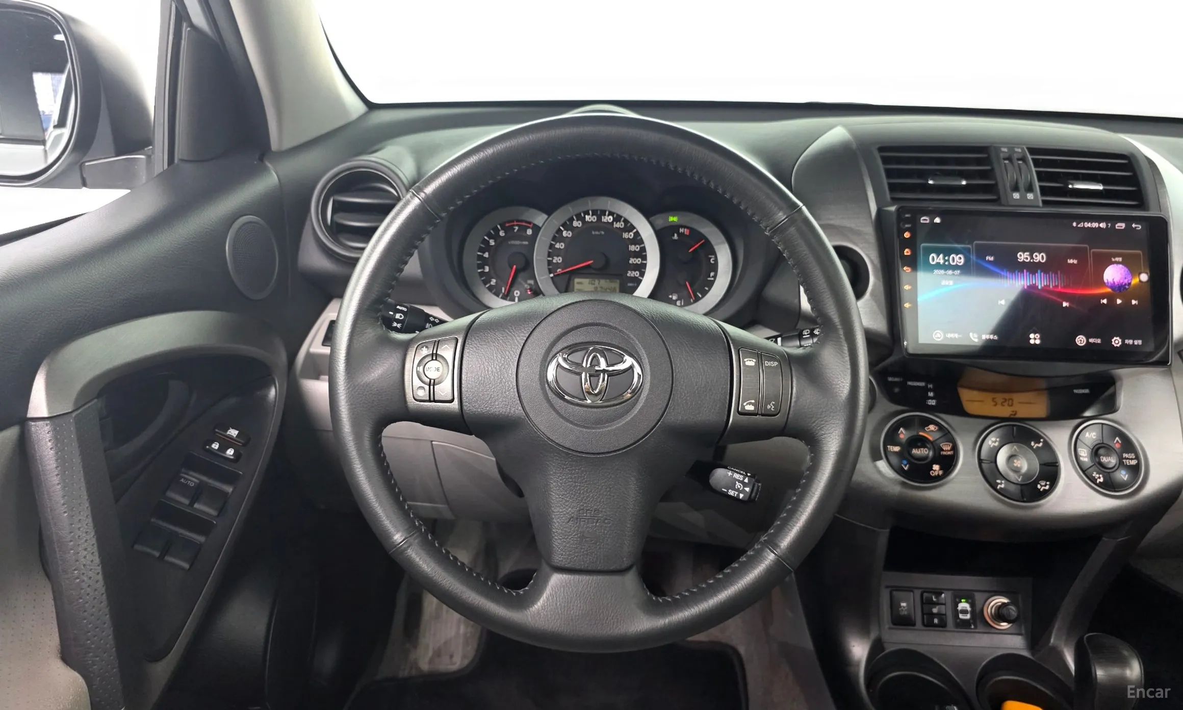 Toyota RAV4 превью 13