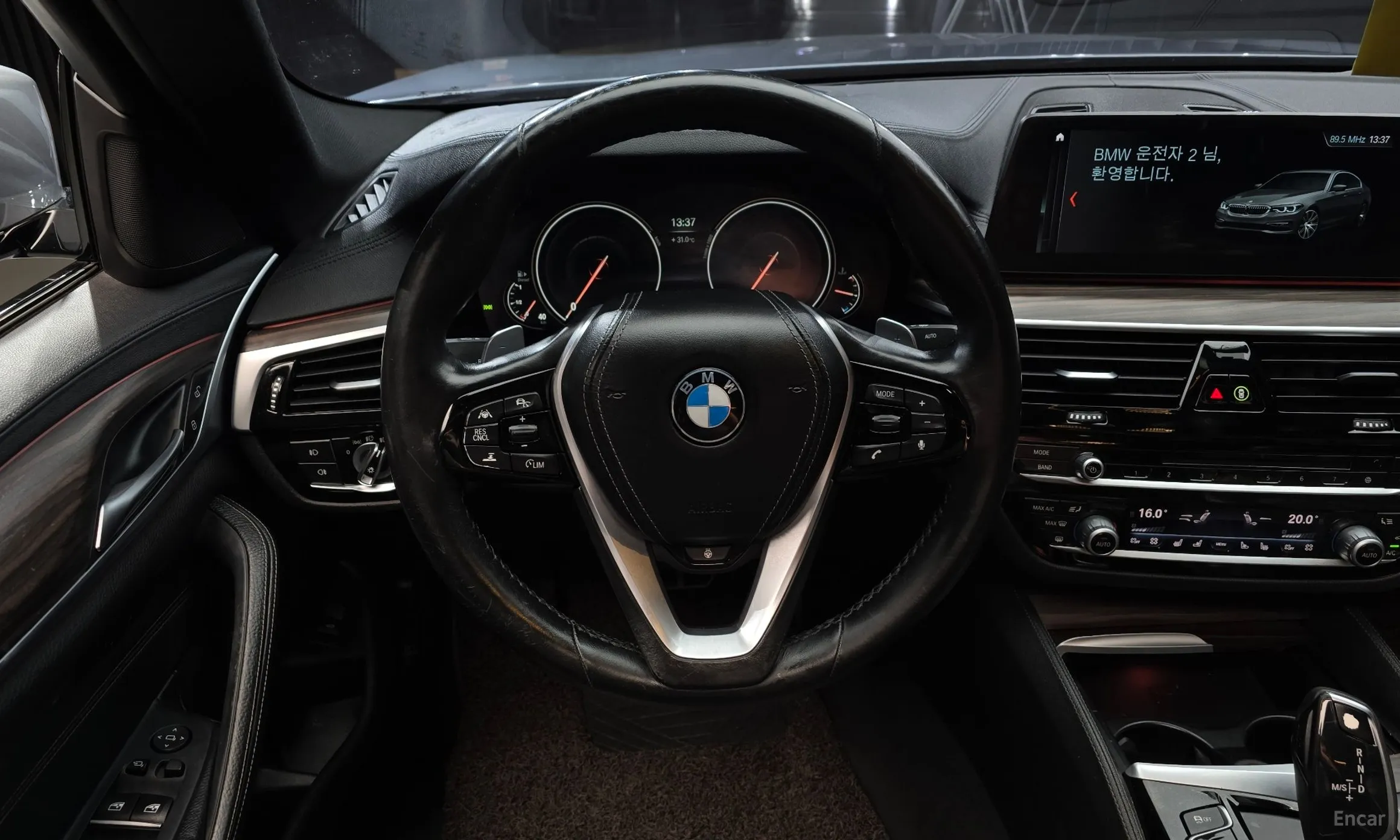BMW 5 Series (G30) превью 13