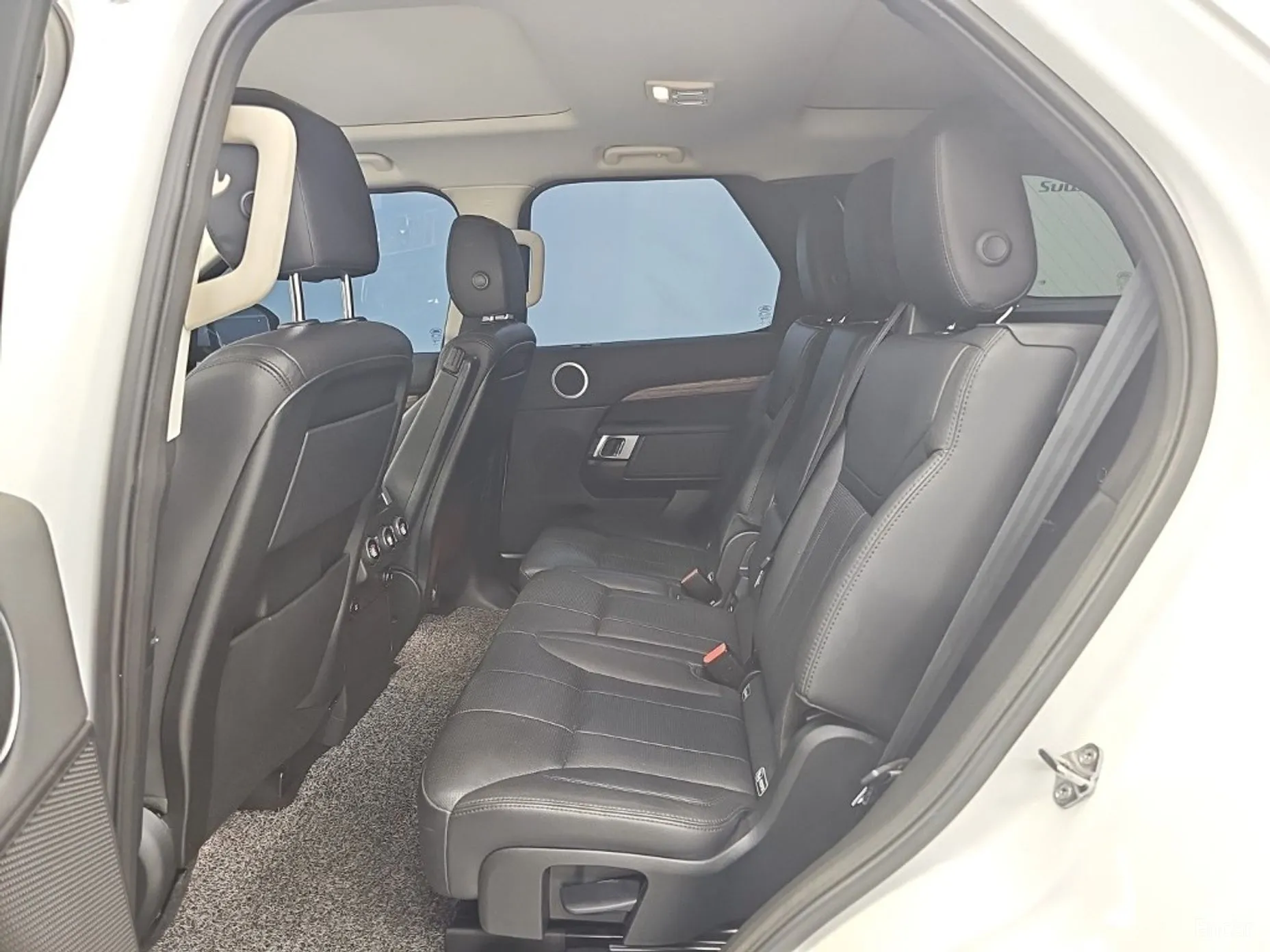 Land Rover Discovery 5 превью 12