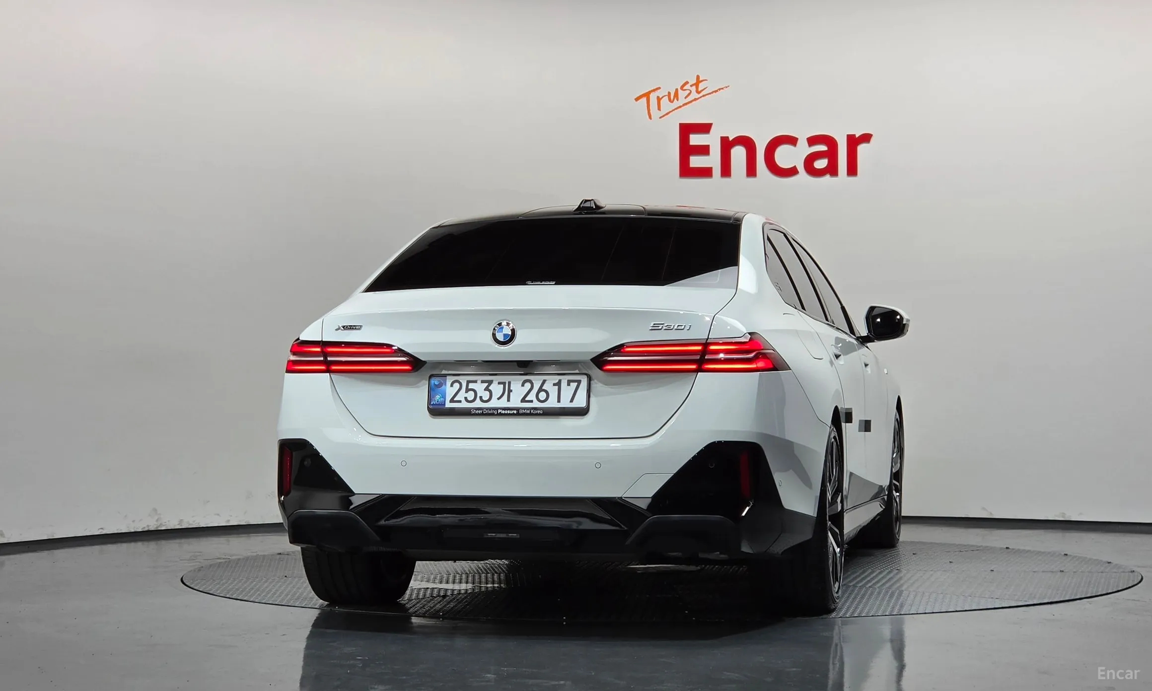 BMW 5 Series (G60) превью 4
