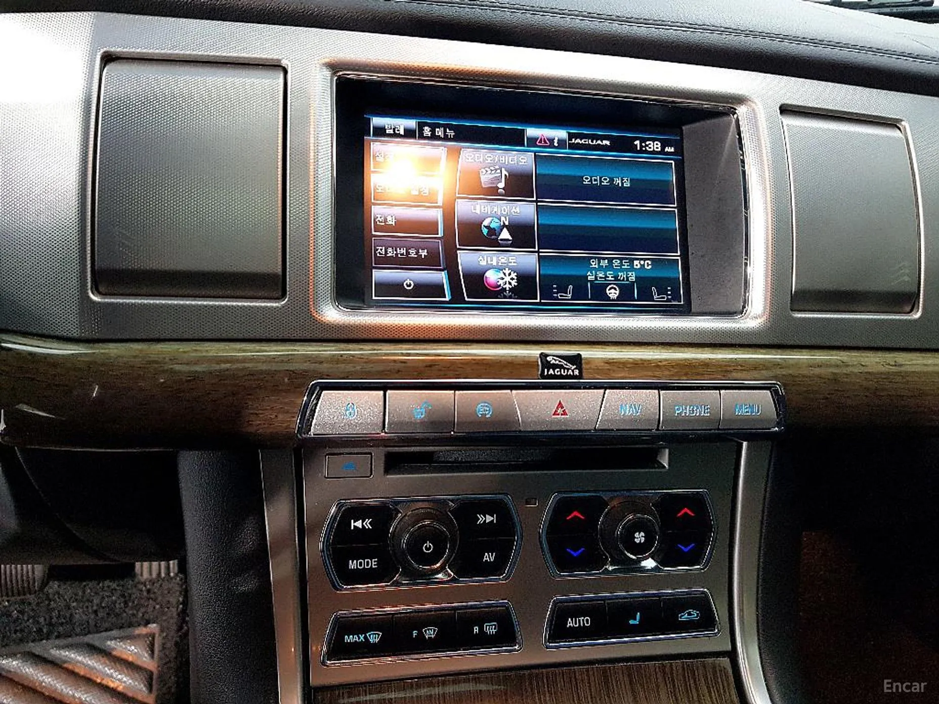 Jaguar New XF превью 12