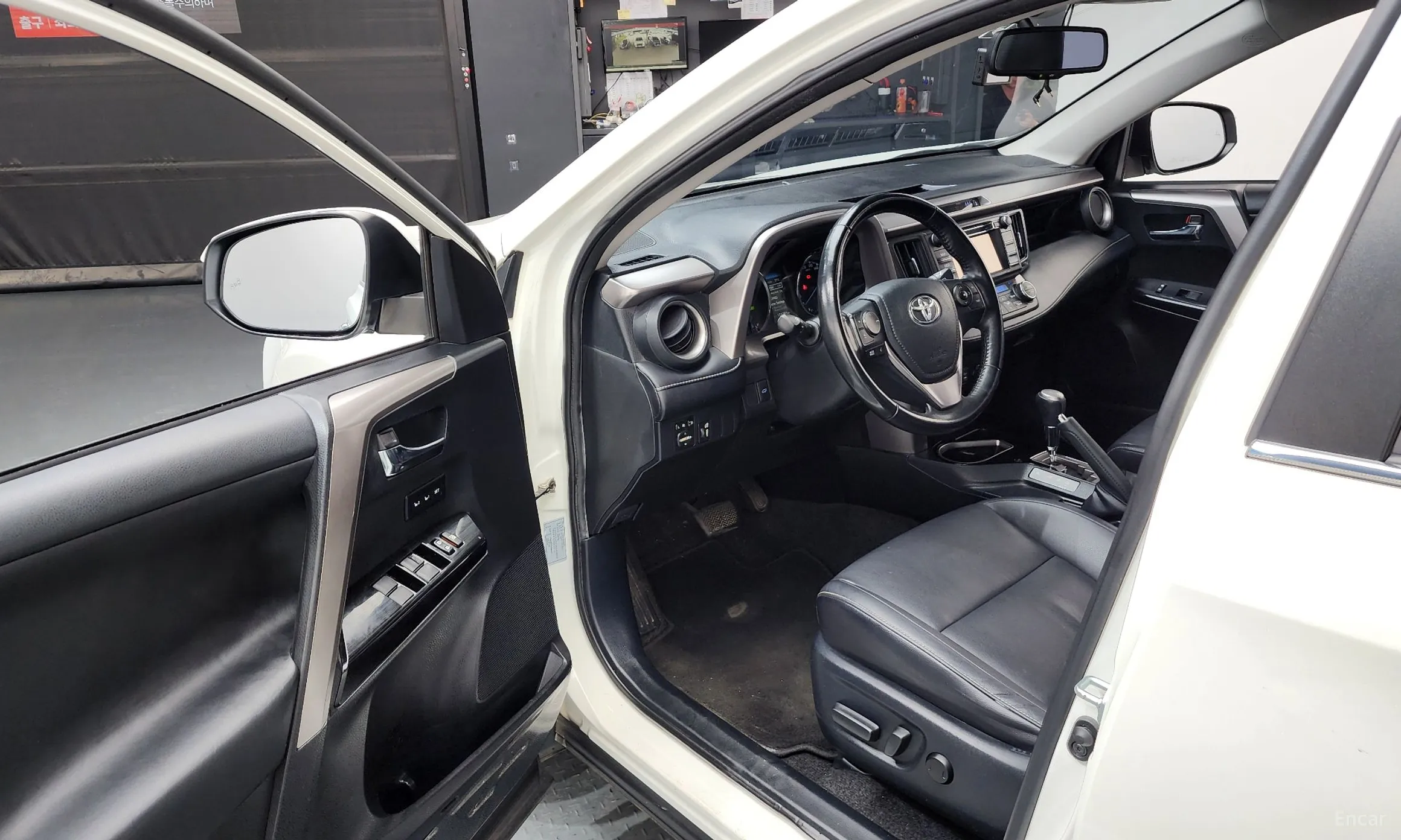 Toyota RAV4 превью 10