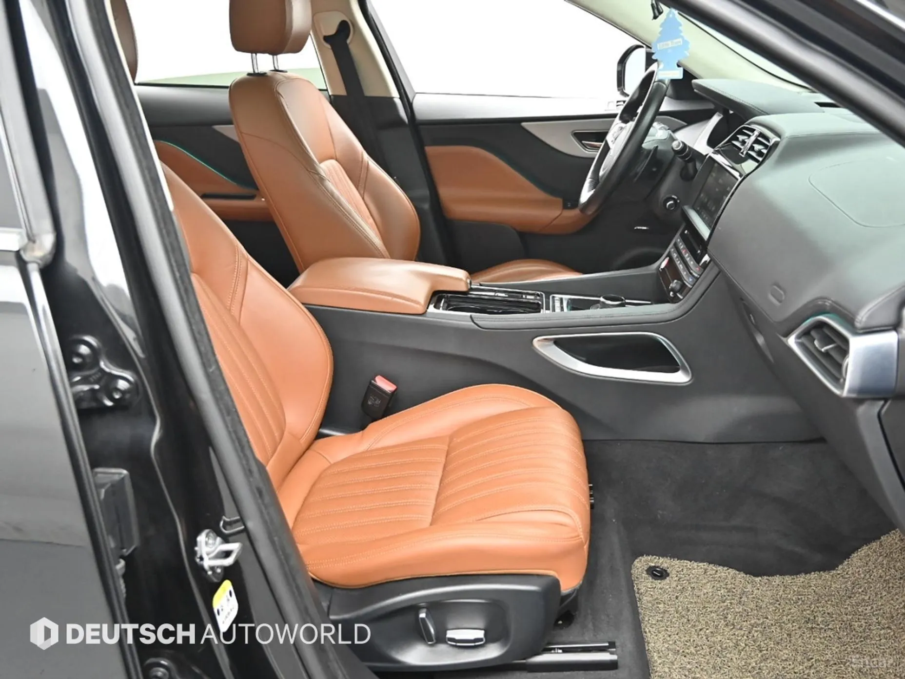 Jaguar F-PACE превью 10
