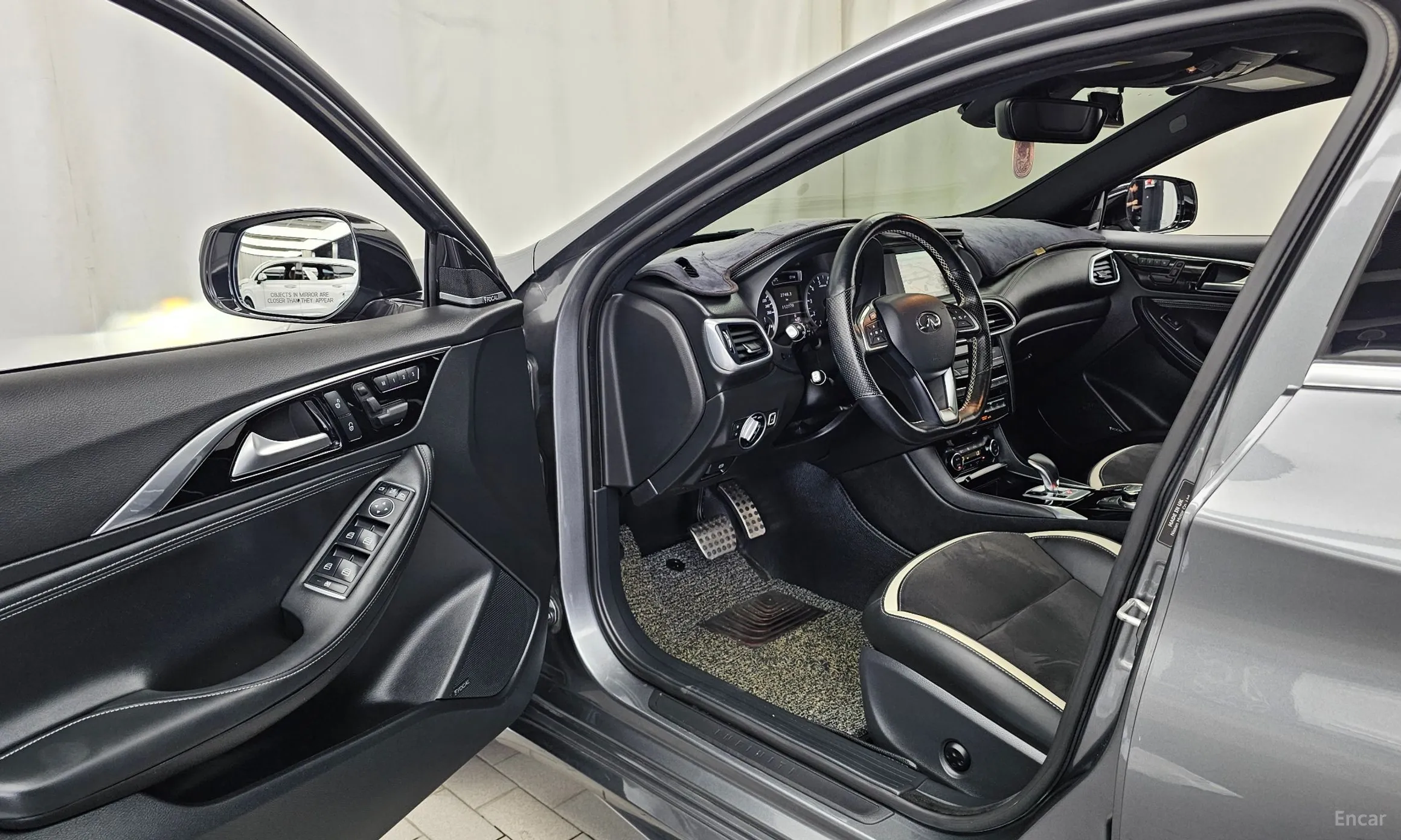 Infiniti Q30 превью 10