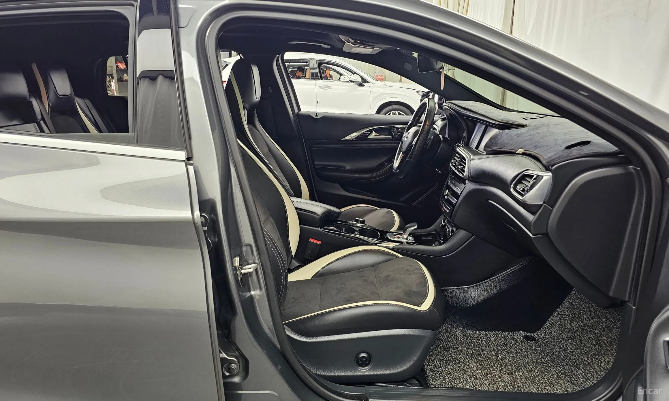 Infiniti Q30 превью 11