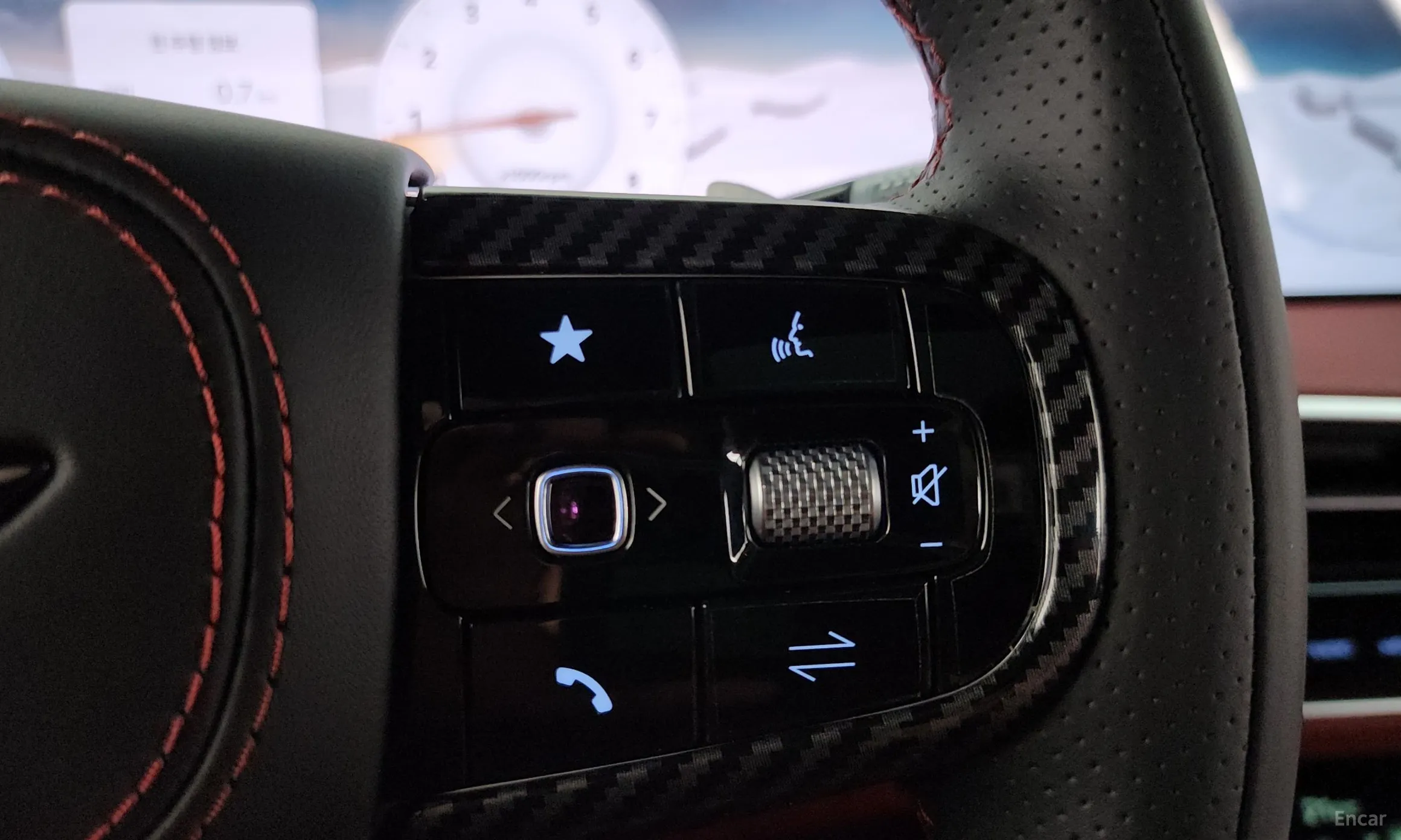 Genesis GV70 превью 15