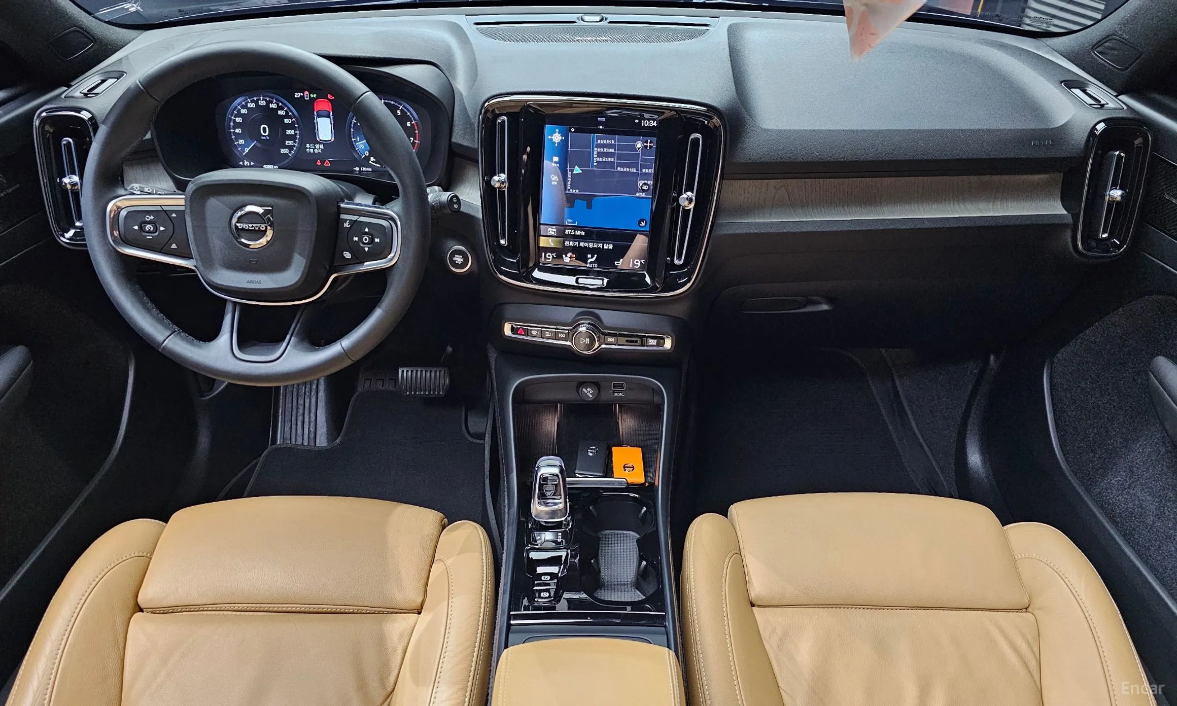 Volvo XC40 превью 7