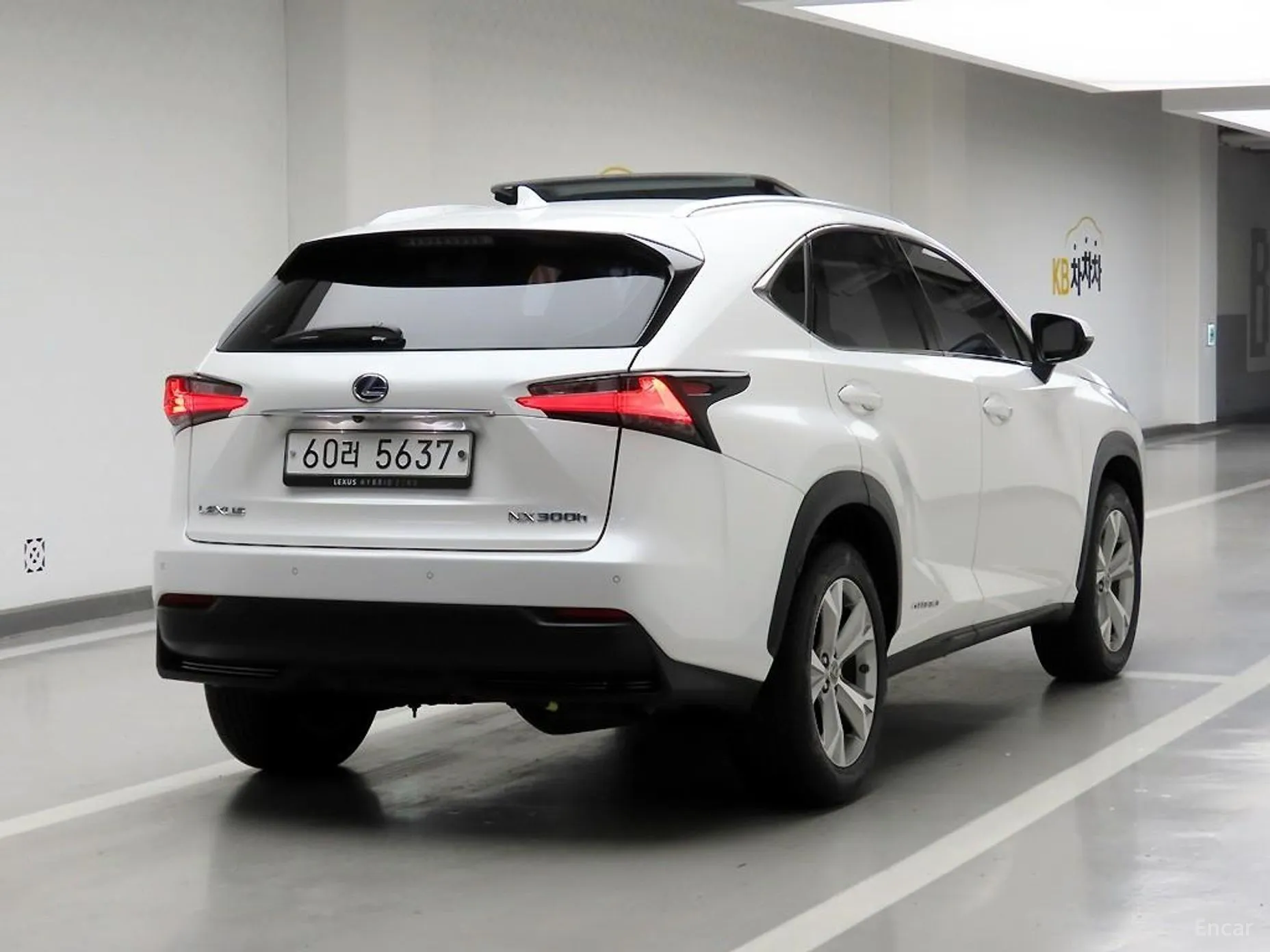 Lexus NX300h превью 4