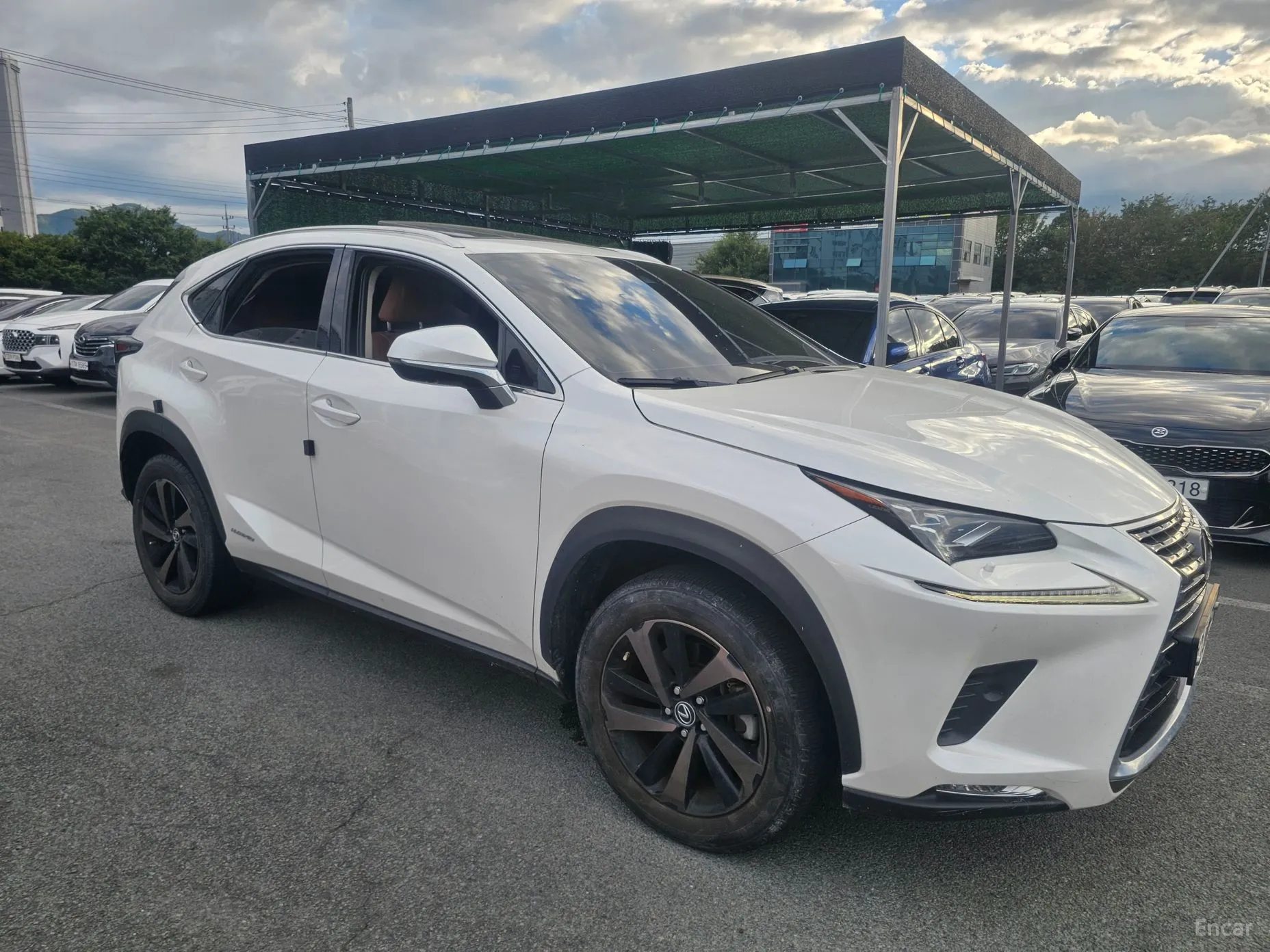 Lexus NX300h превью 4